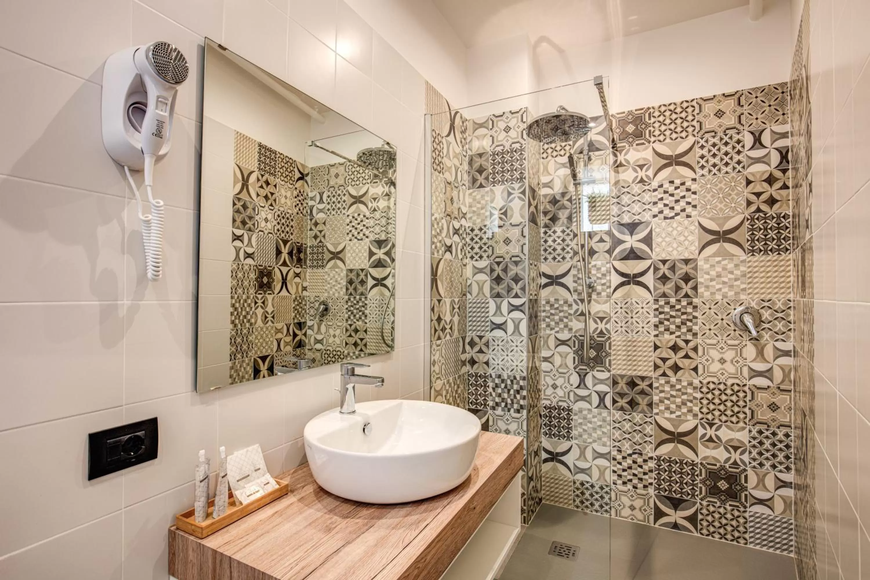 Shower in Hotel King