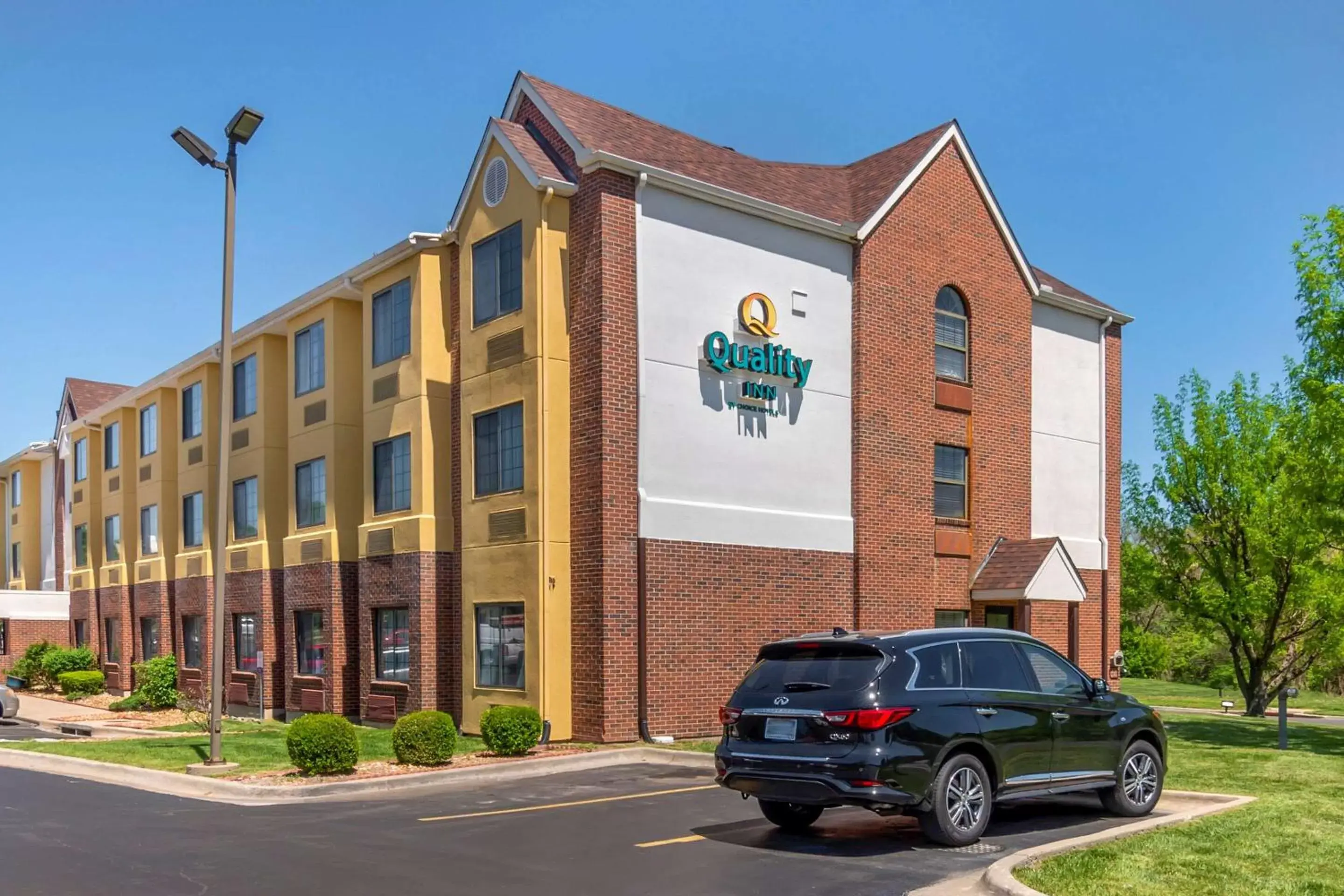 Property Building in Quality Inn Overland Park Kansas City