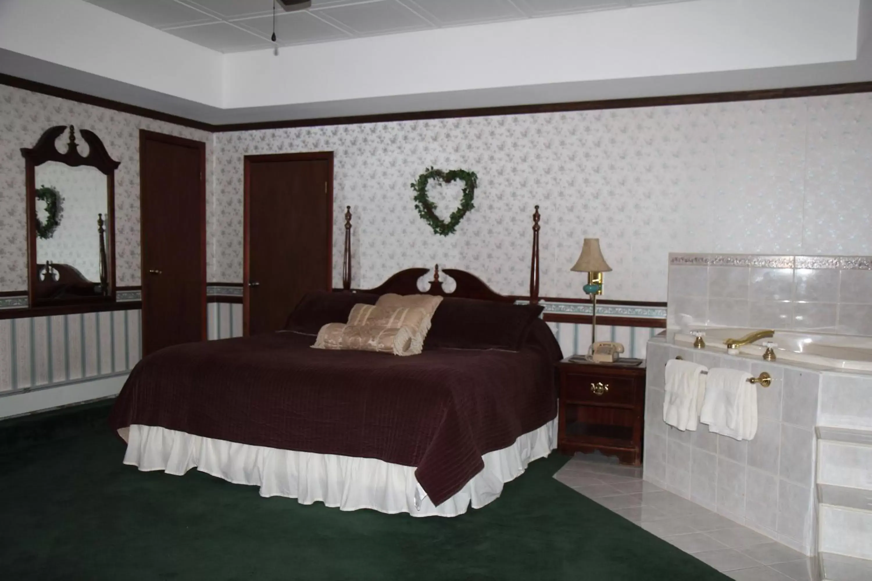 Bedroom, Bed in Sara Placid Inn & Suites