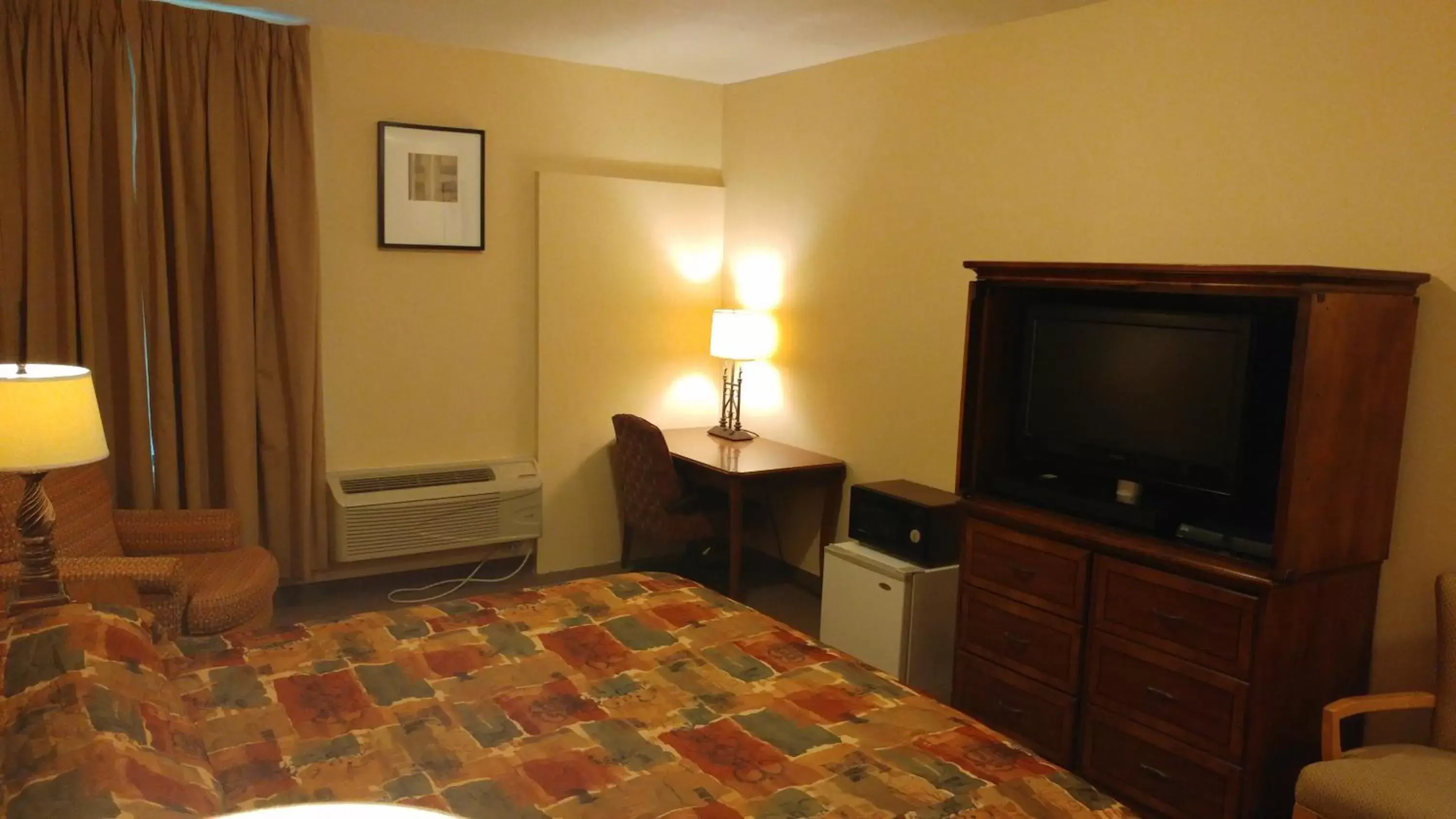 Bedroom, TV/Entertainment Center in Country Regency Inn & Suites