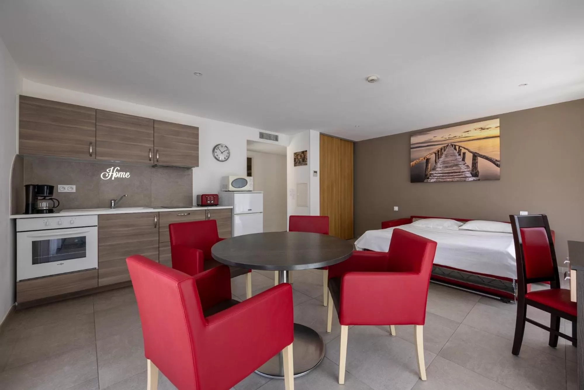 Kitchen or kitchenette, Bed in The Originals City, Hôtel Les Bastides du Gapeau