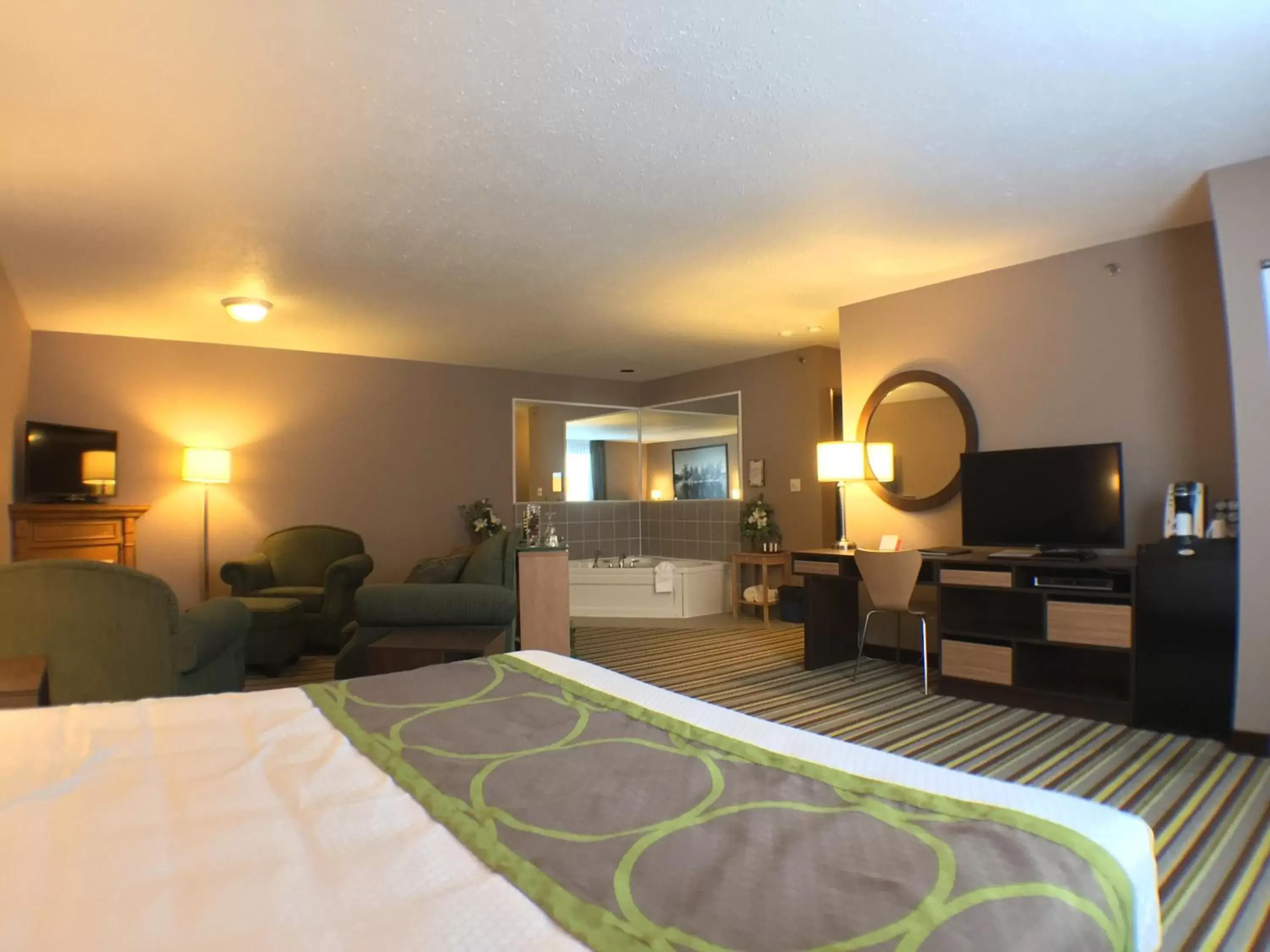 Photo of the whole room, Bed in Super 8 by Wyndham Kenora