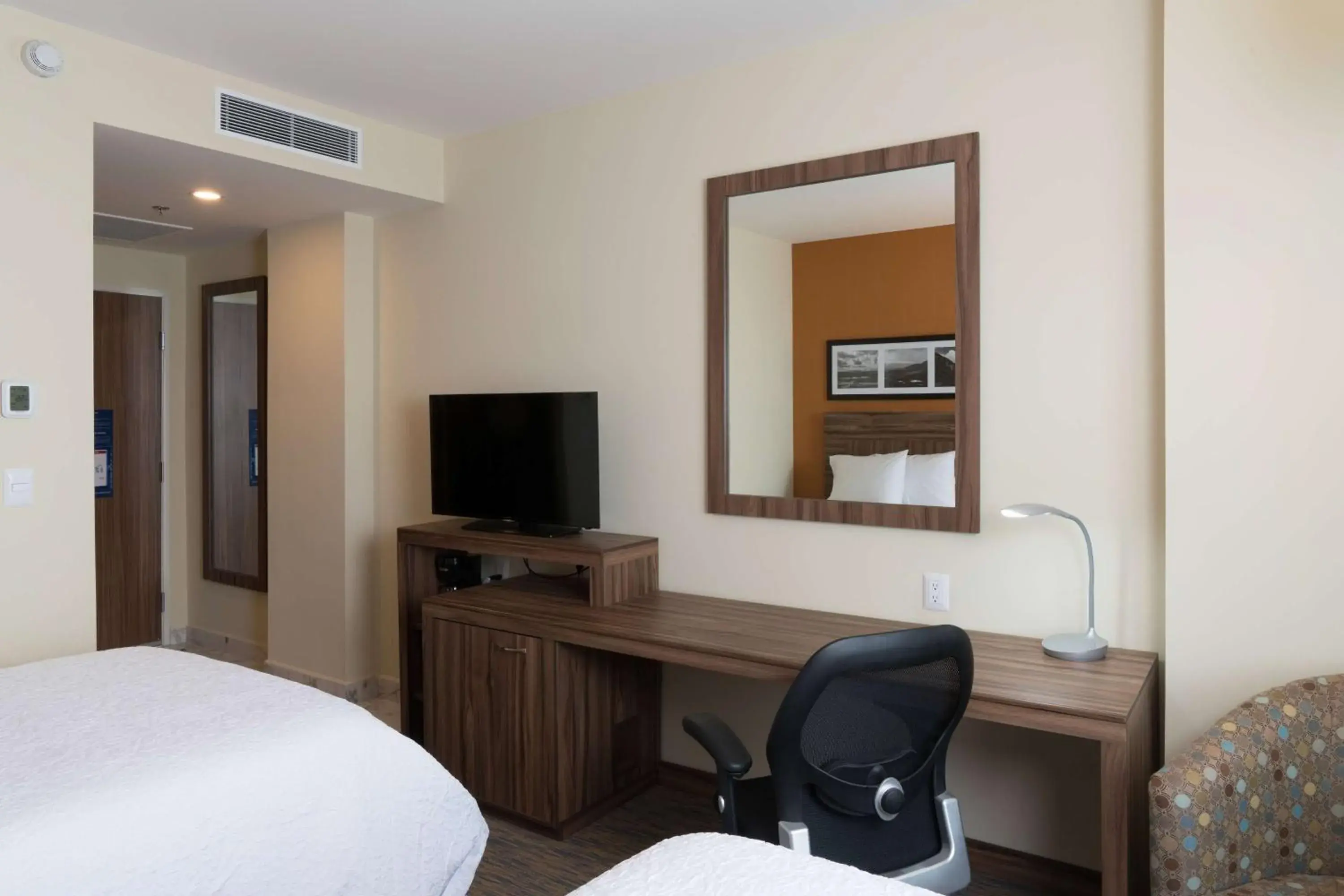 Bedroom, TV/Entertainment Center in Hampton Inn by Hilton Irapuato