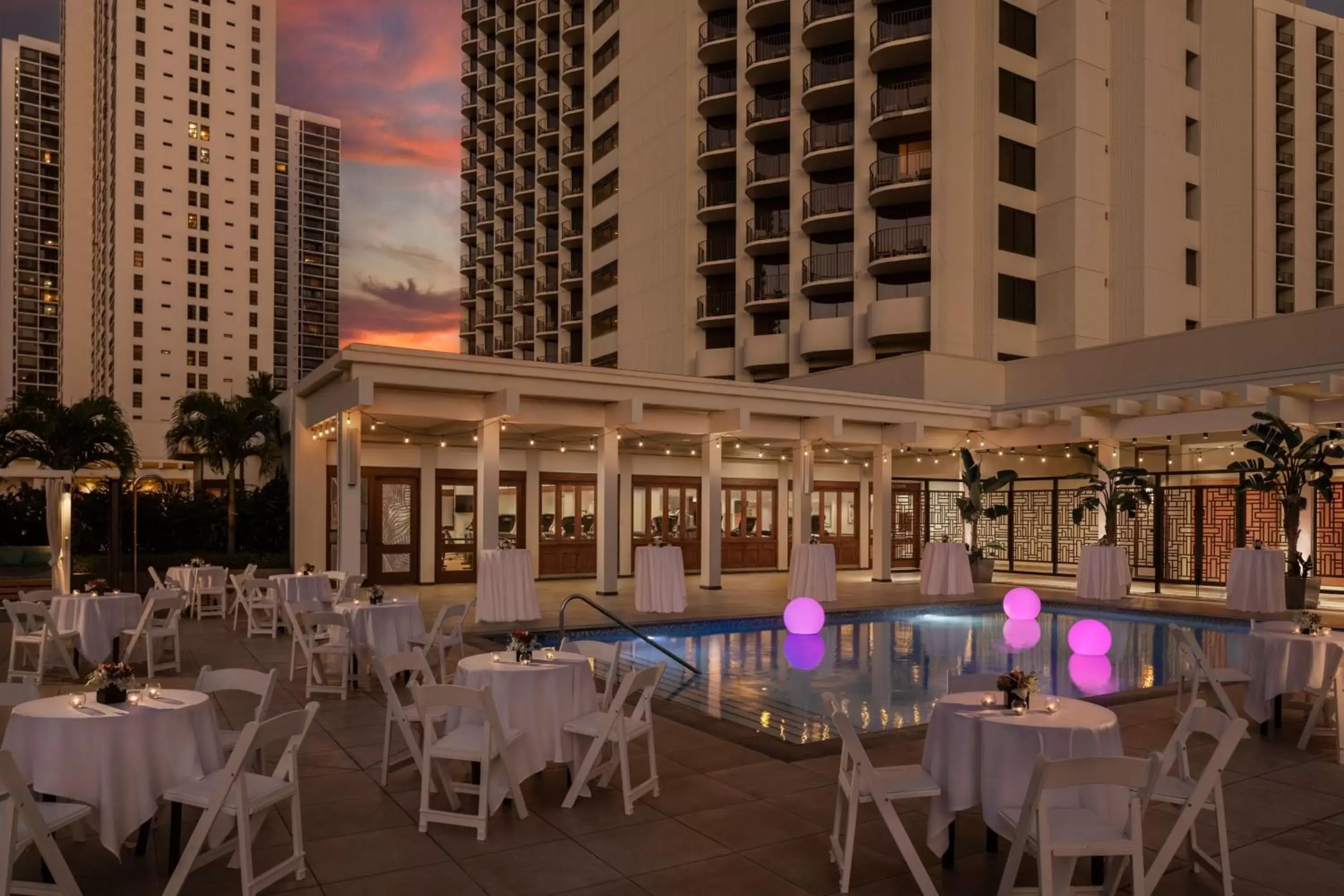 Swimming pool, Restaurant/Places to Eat in Waikiki Beach Marriott Resort & Spa