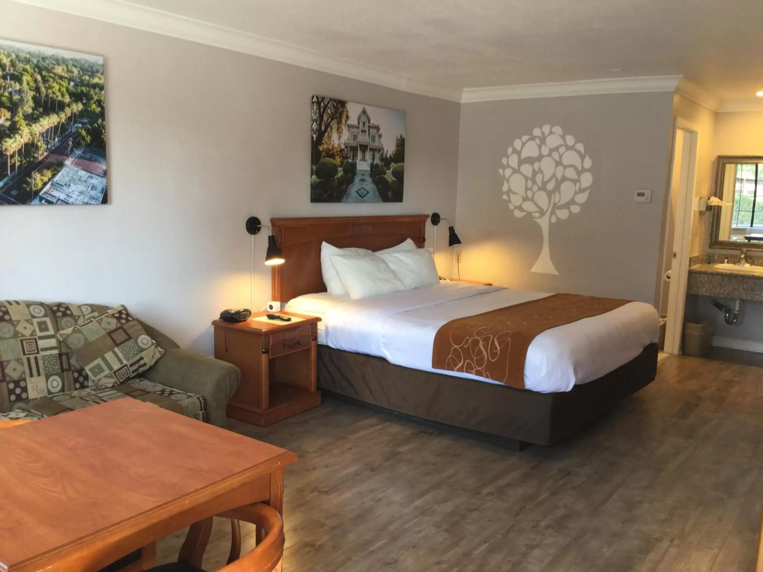 Photo of the whole room, Bed in Journey Inn