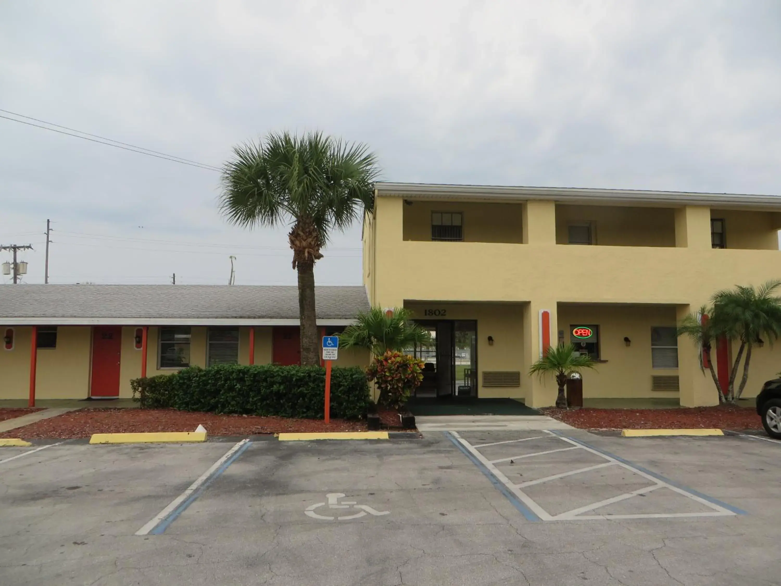 Facade/entrance, Property Building in Sunset Inn- Fort Pierce, FL