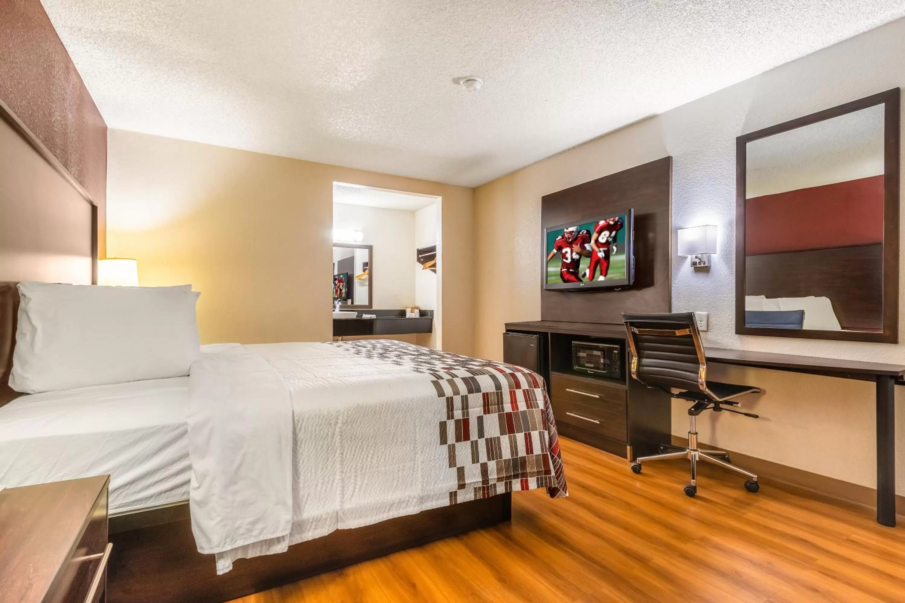 Photo of the whole room, Bed in Red Roof Inn Phoenix- Midtown