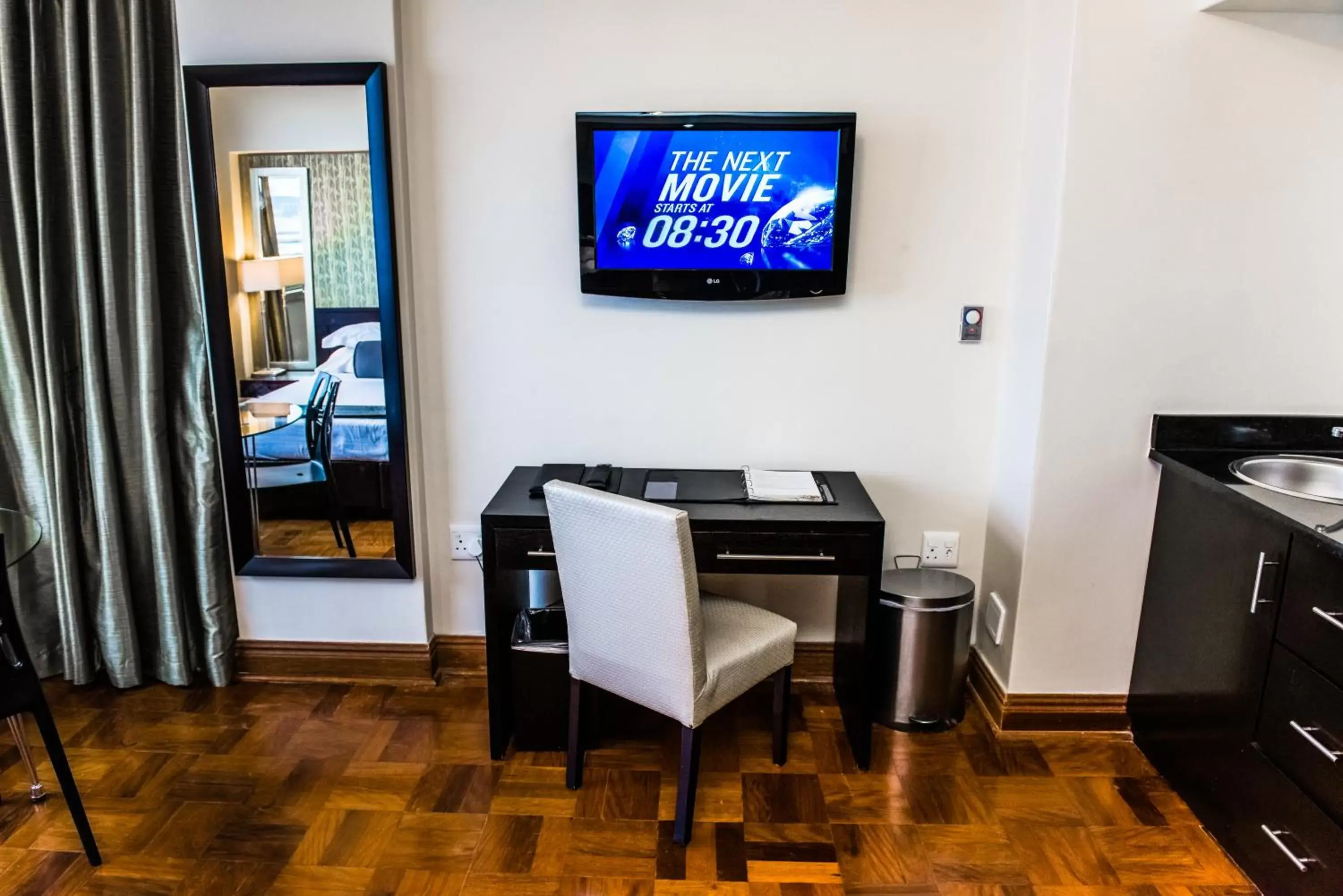 Kitchen or kitchenette, TV/Entertainment Center in Belaire Suites Hotel