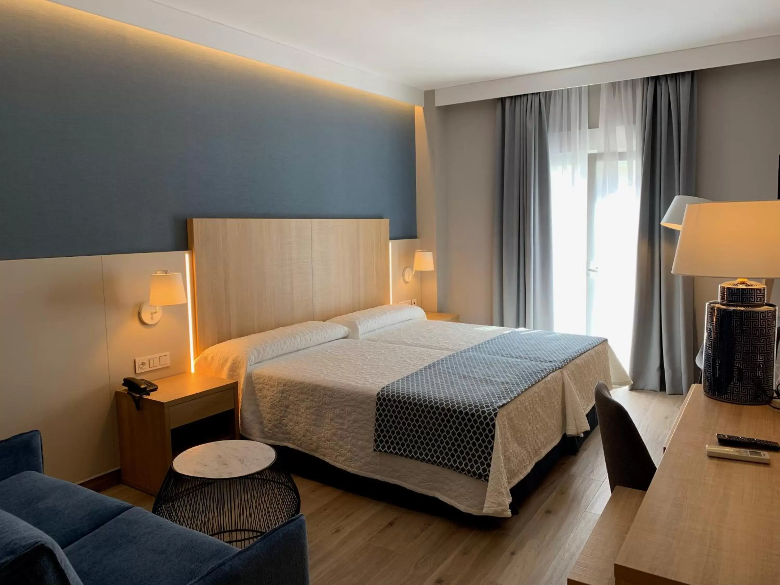 Bedroom, Bed in Hotel Puerta del Mar