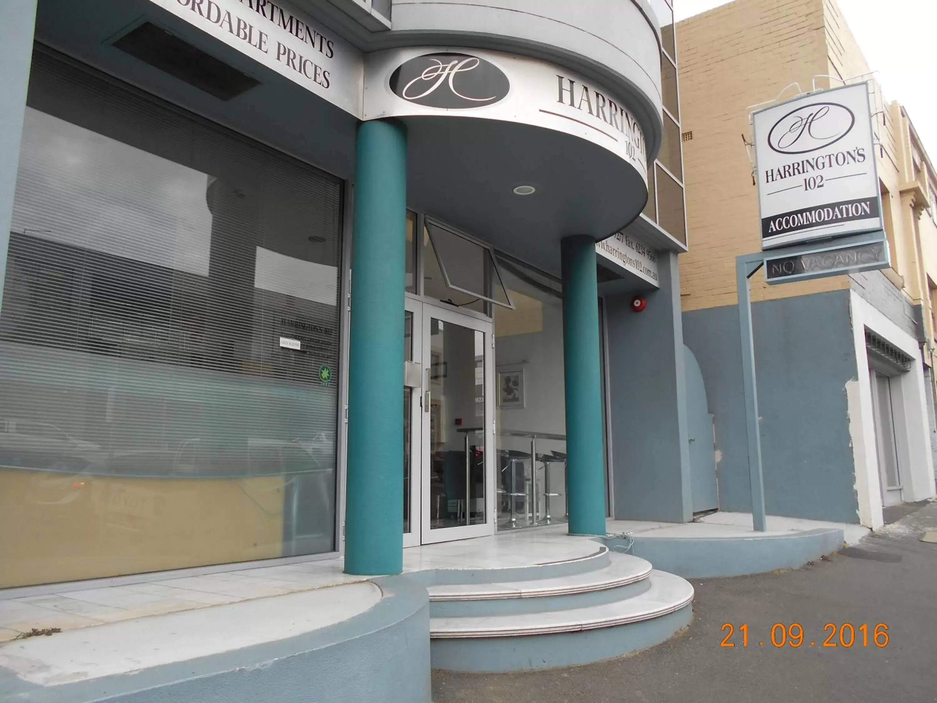 Facade/entrance in Harringtons102 Facade/entrance in Harringtons102