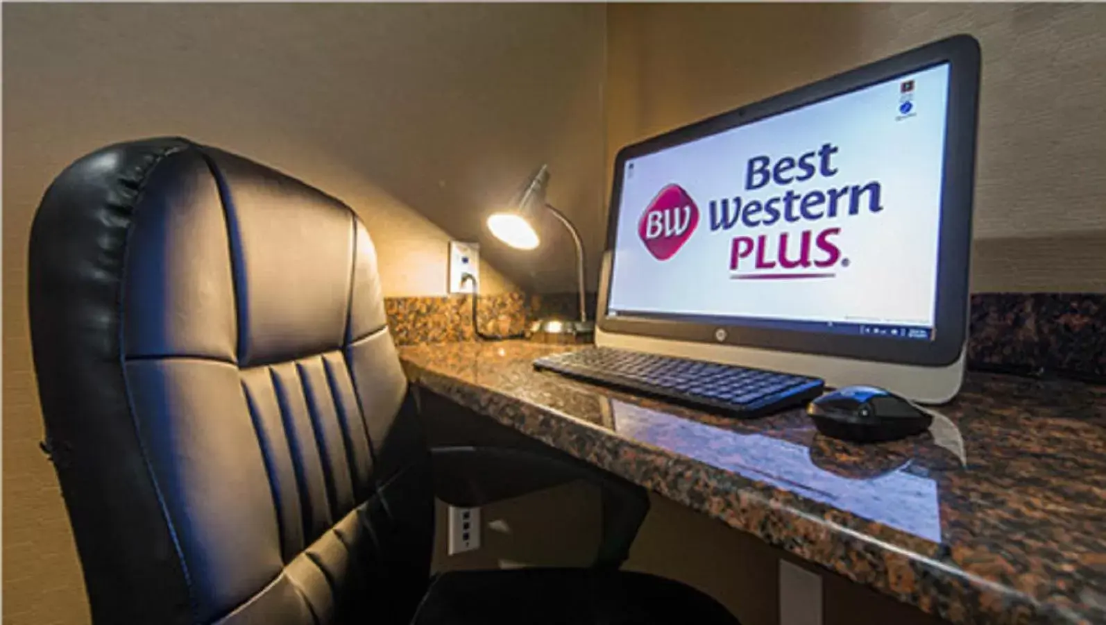 TV/Entertainment Center in Best Western Plus Lee's Summit Hotel & Suites