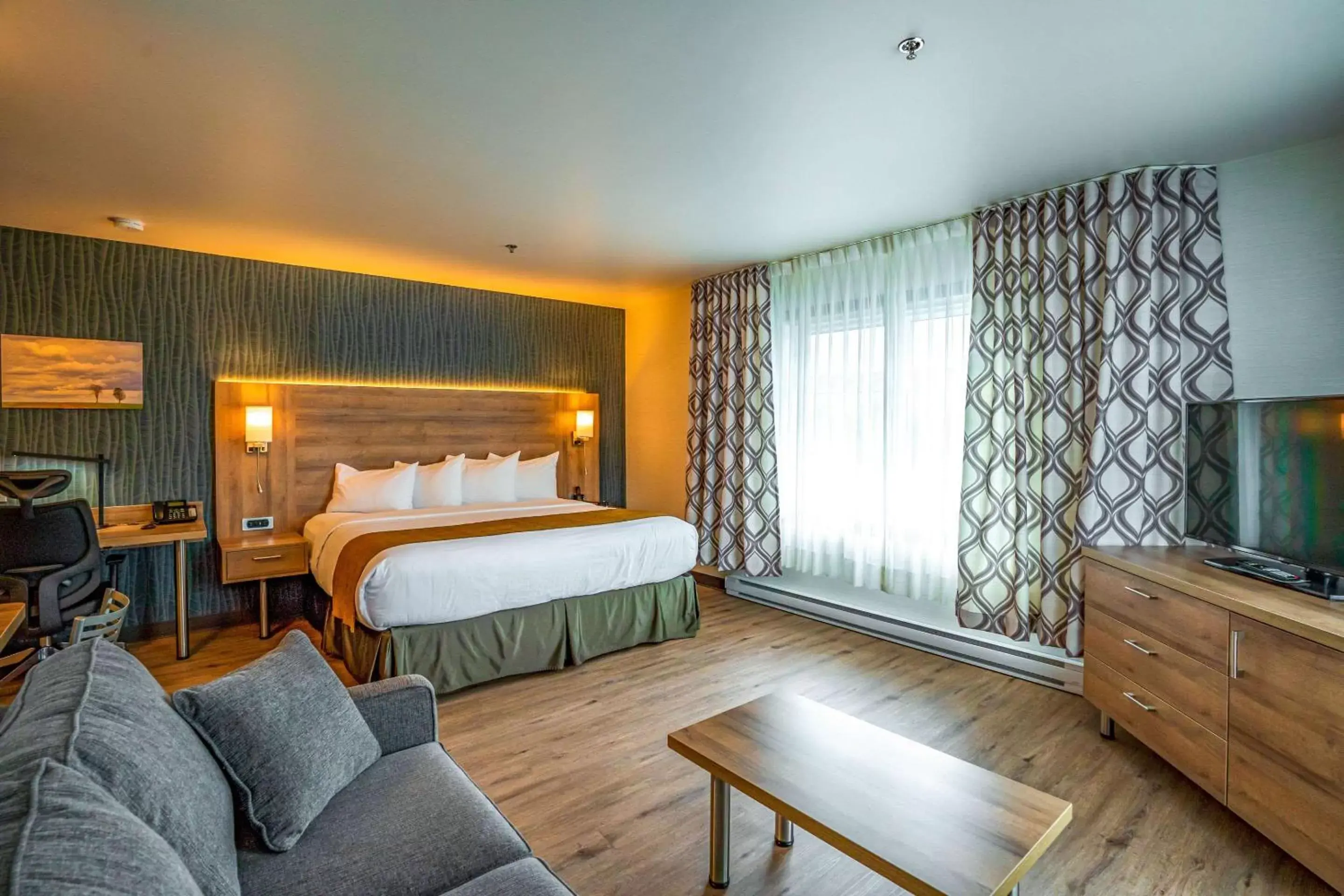 Bedroom, Bed in Hôtel Quality Suites Drummondville