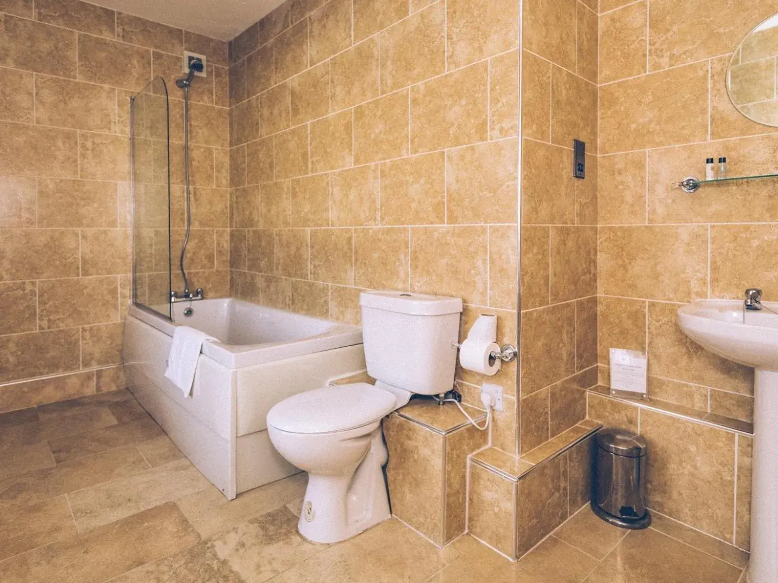 Bathroom in Hardwick Arms Hotel