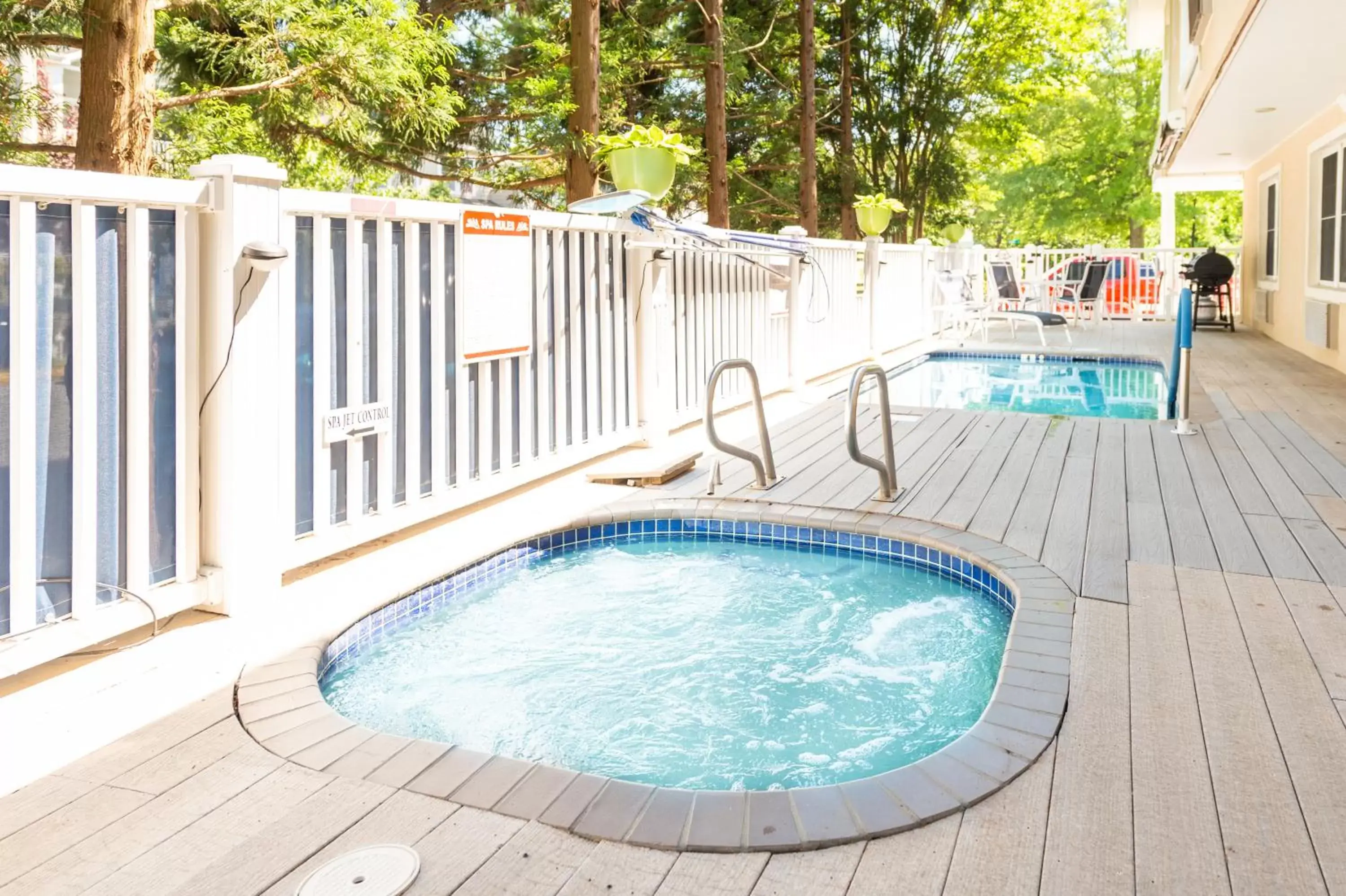 Hot Tub, Swimming Pool in Canalside Inn