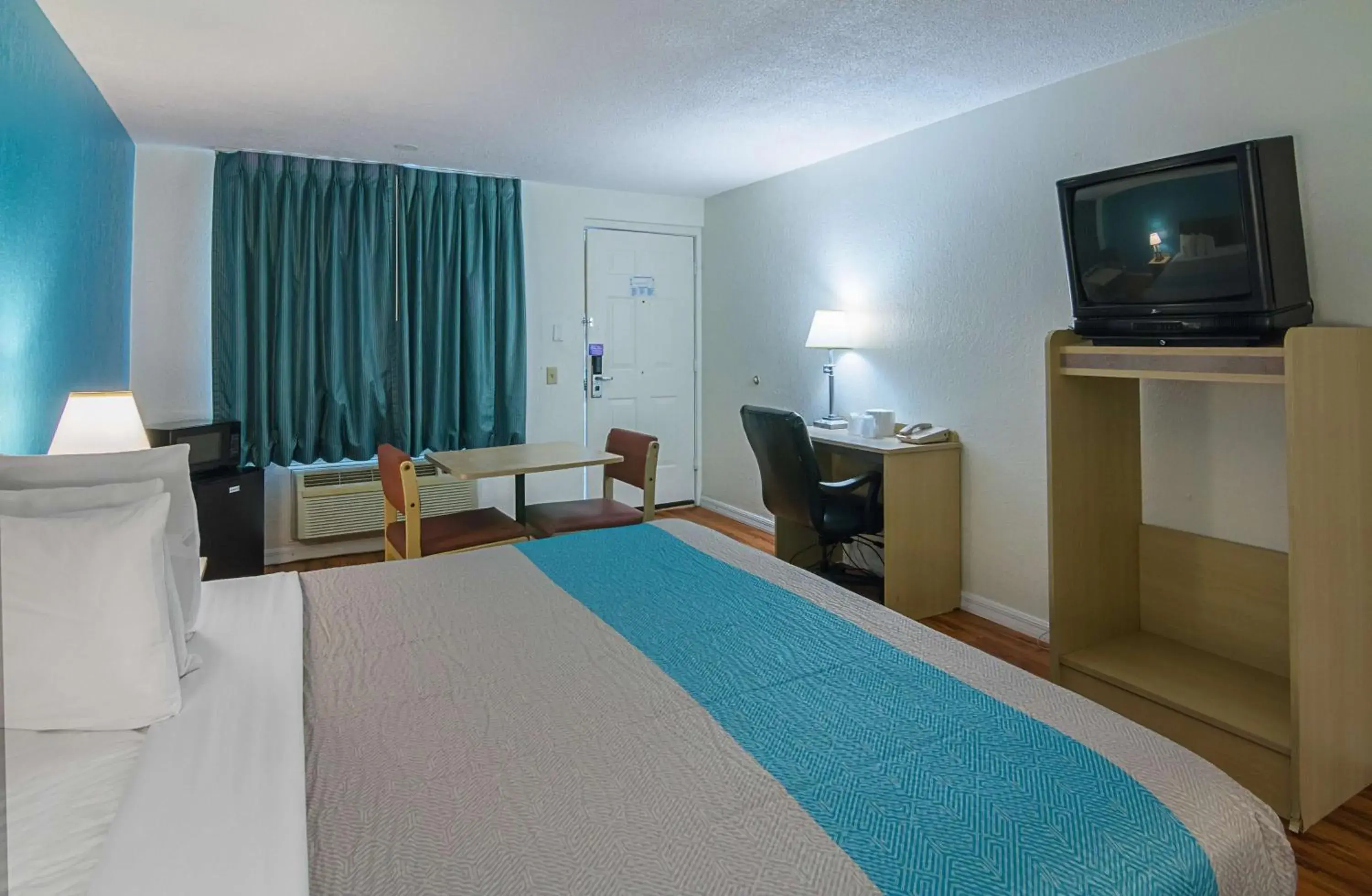 TV and multimedia, Bed in Motel 6-Ocala, FL - Conference Center