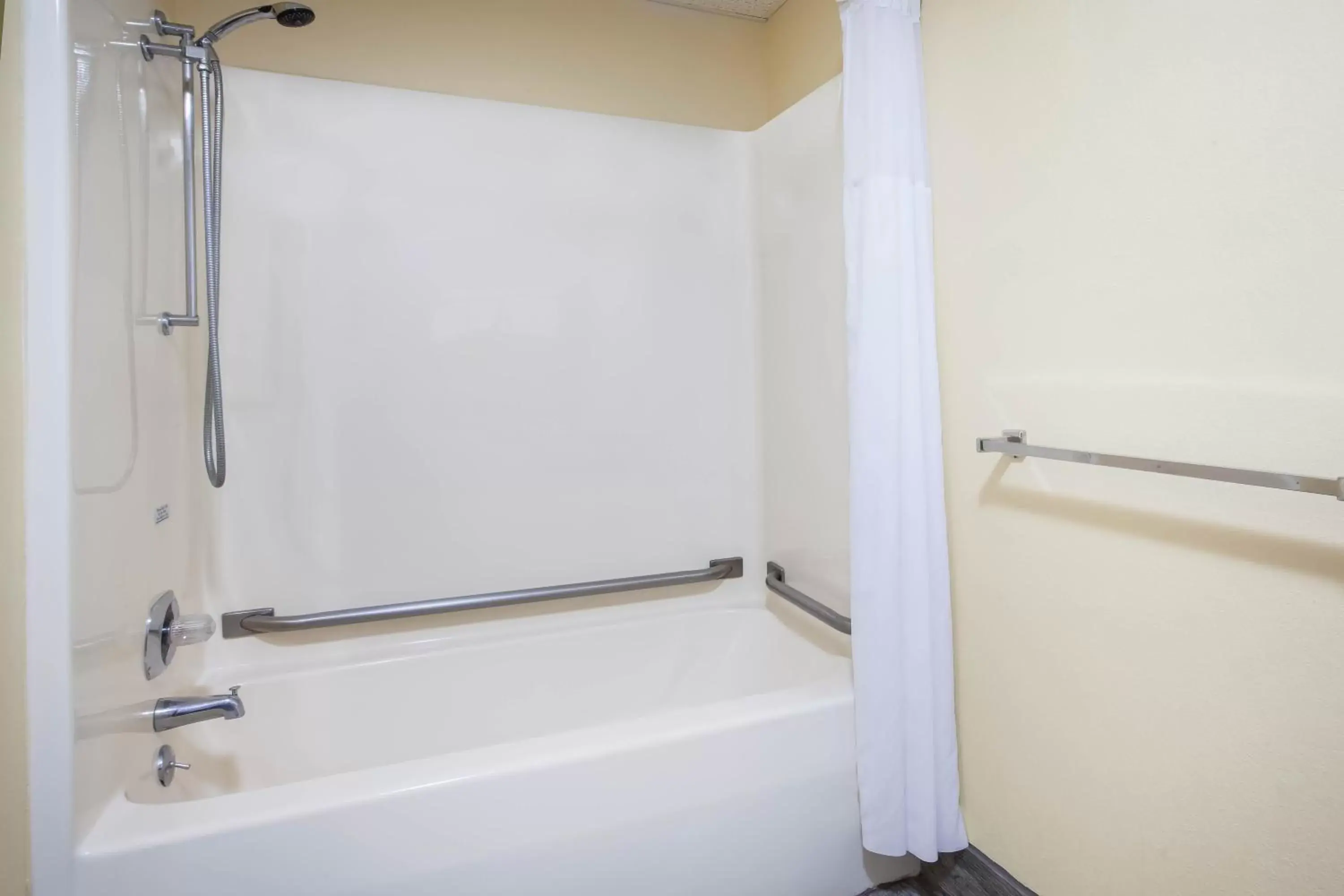 King Room - Mobility Access/Non-Smoking in Days Inn by Wyndham Cadillac King Room - Mobility Access/Non-Smoking in Days Inn by Wyndham Cadillac