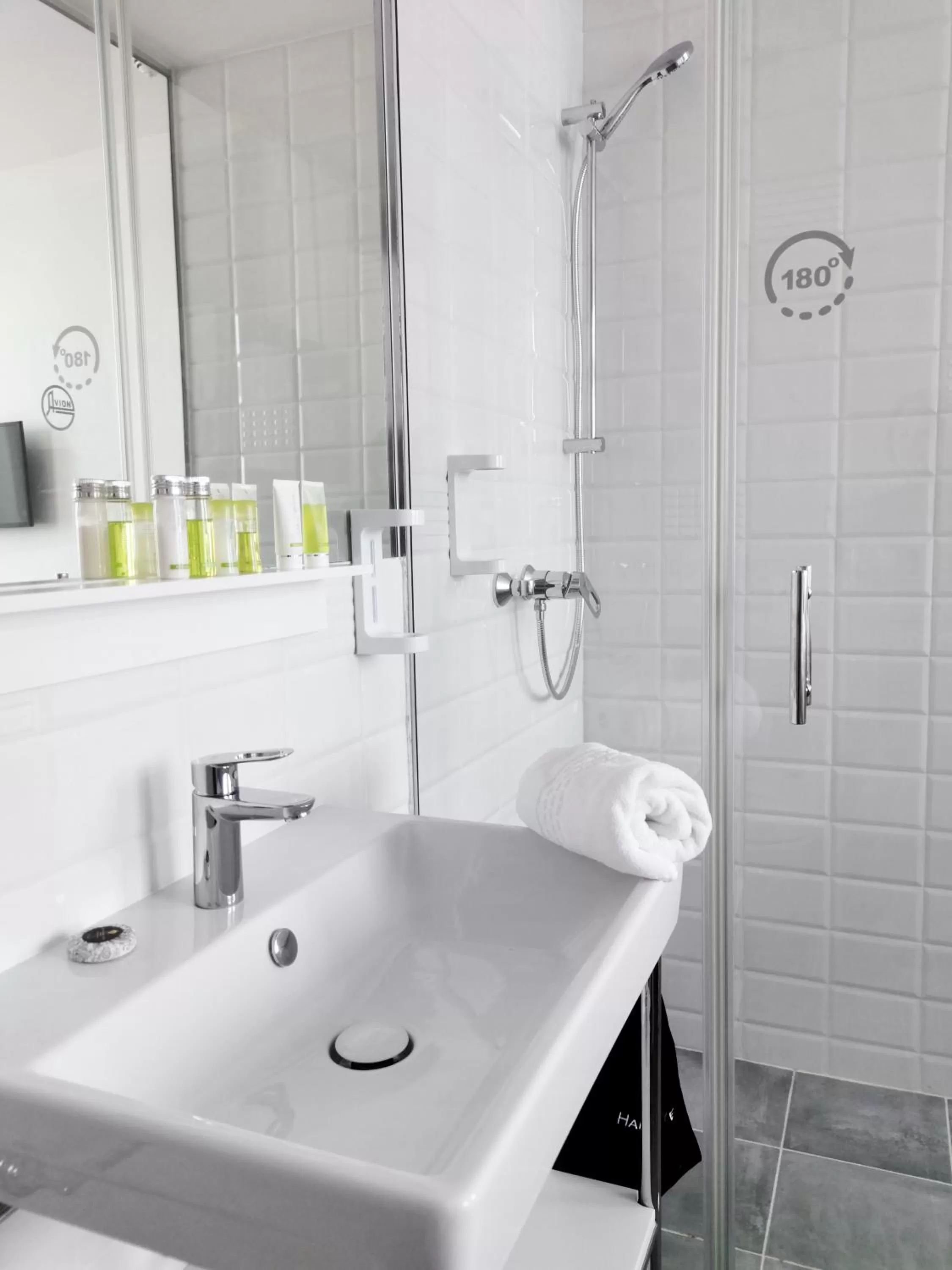 Shower in Hotel Avion - National Cultural Monument - ICONIC HOUSES ORG