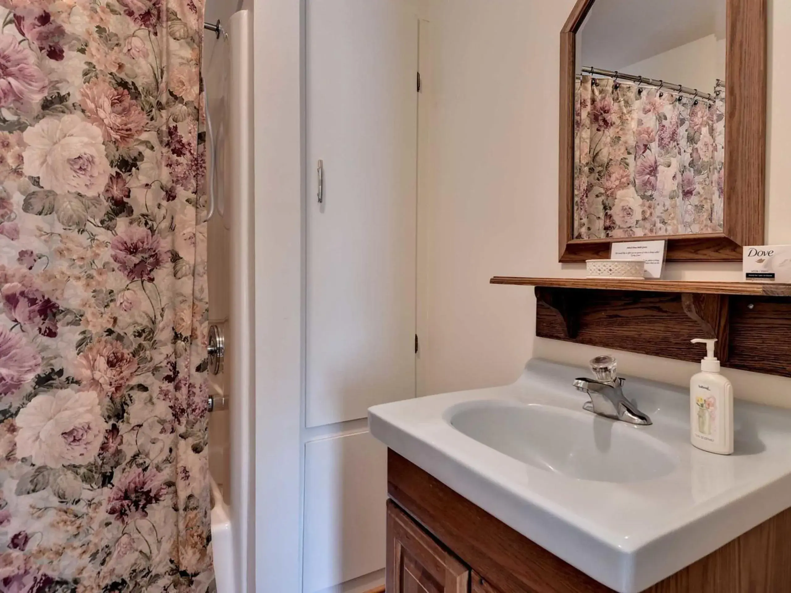 Bathroom in Aldrich House Bed & Breakfast