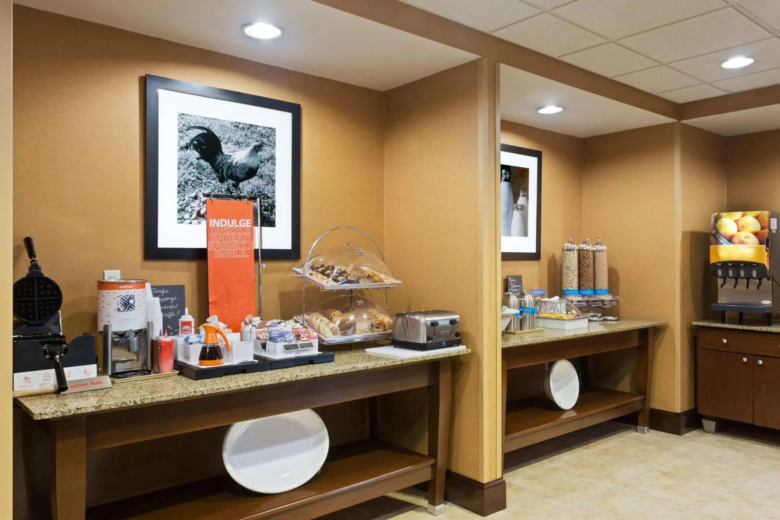 Dining area in Hampton Inn Leesburg Tavares