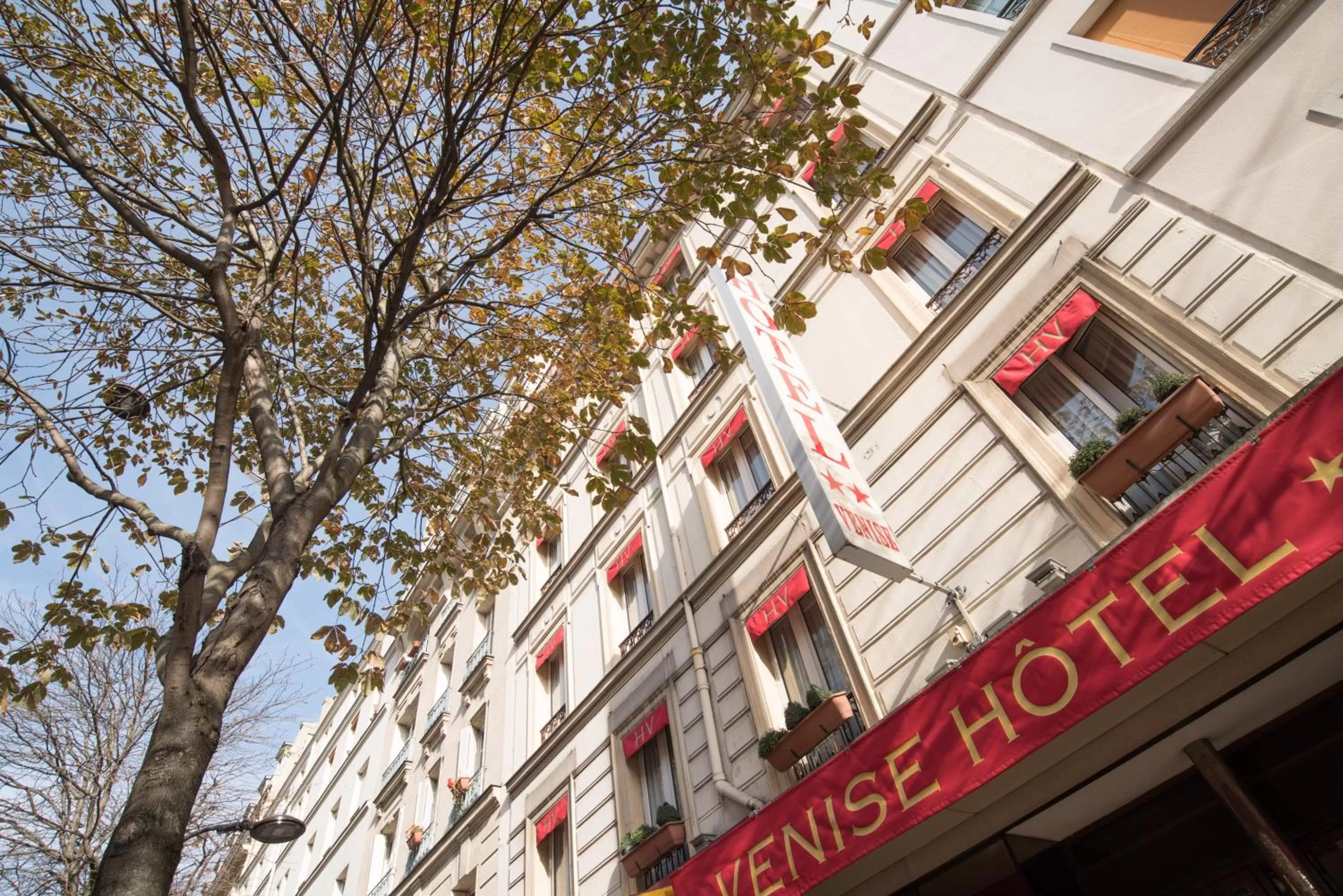 Property building in Hôtel De Venise
