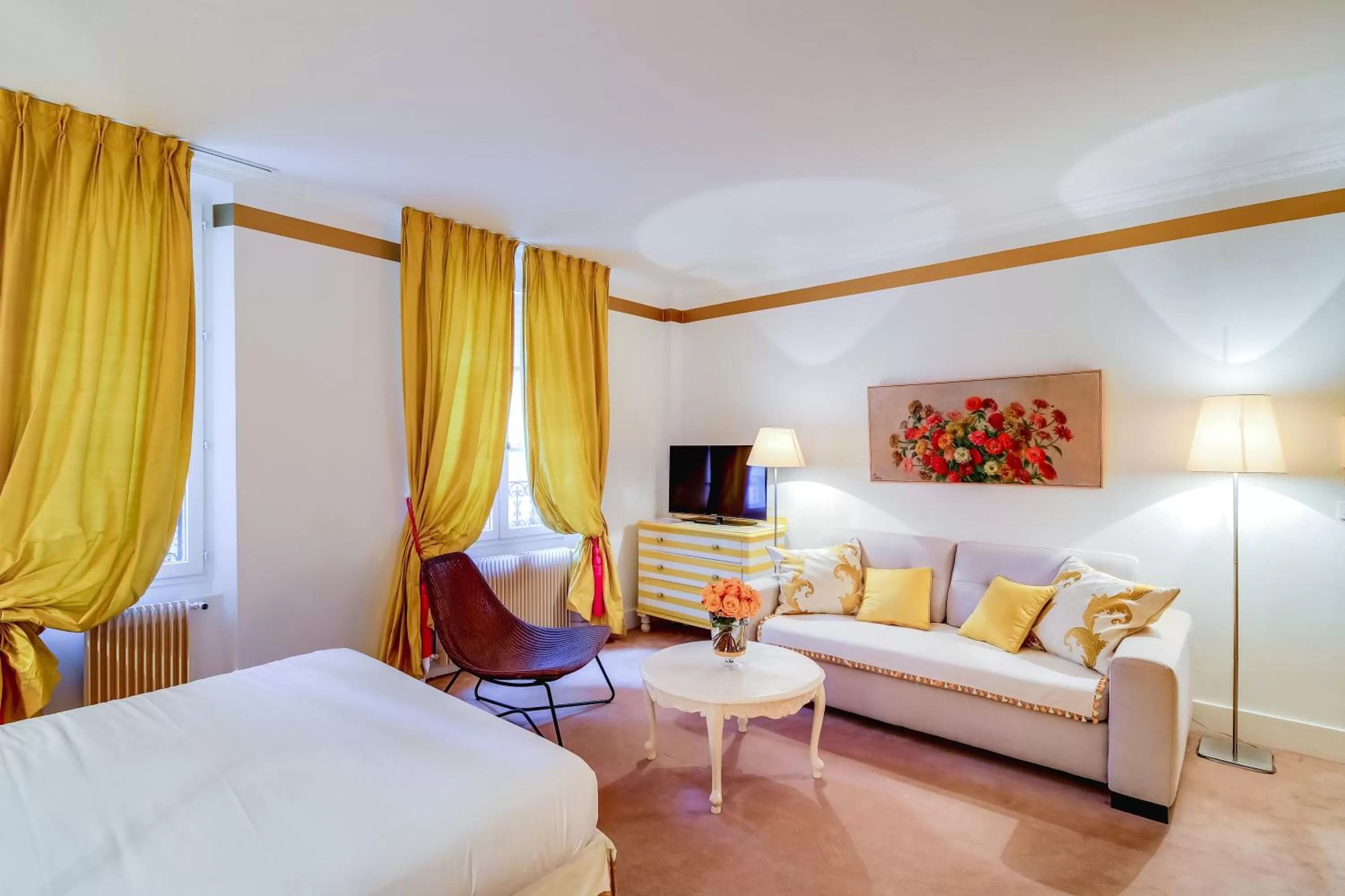 Seating area, Bed in Villa Escudier Appart-hôtel