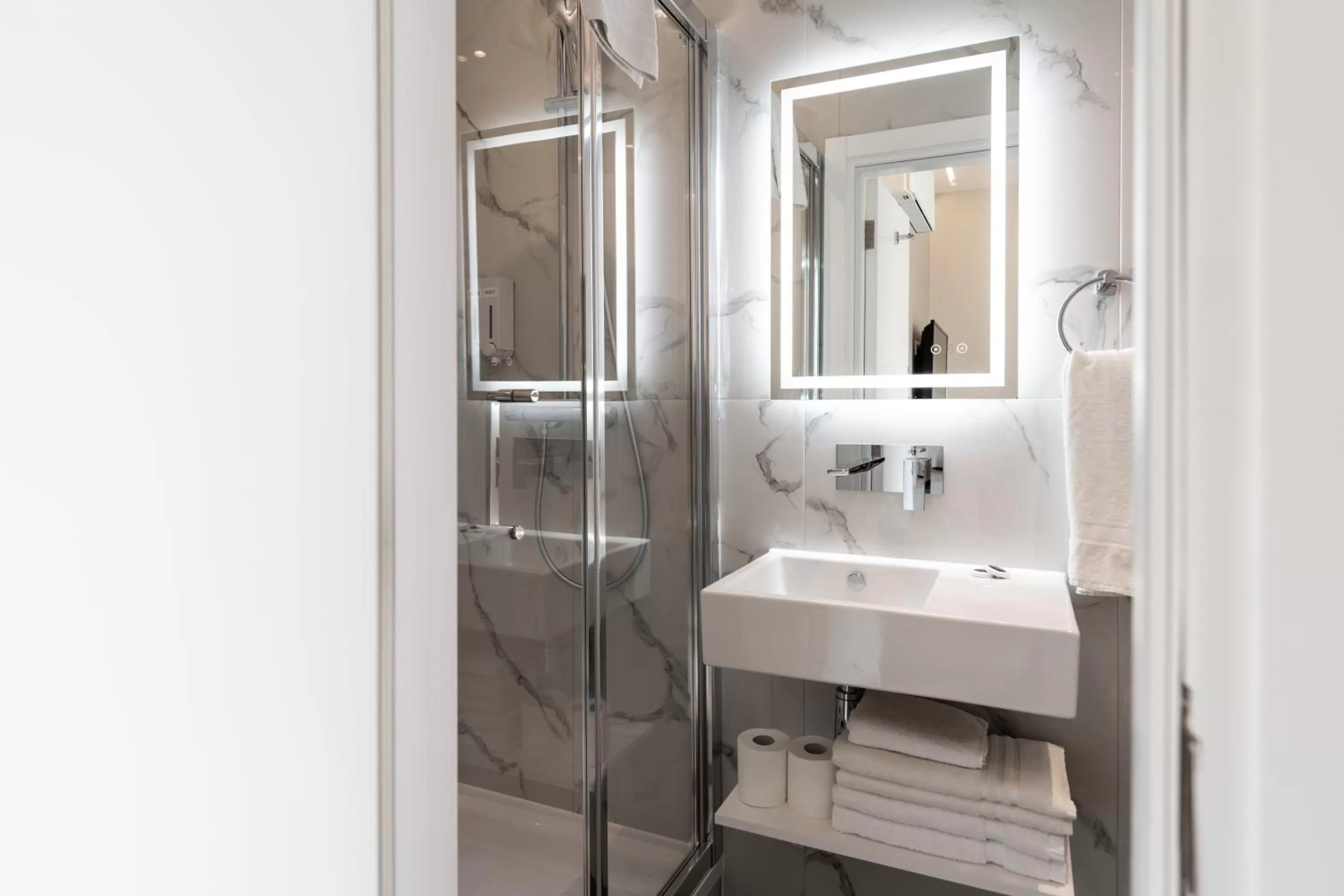 Shower in NOX Richmond