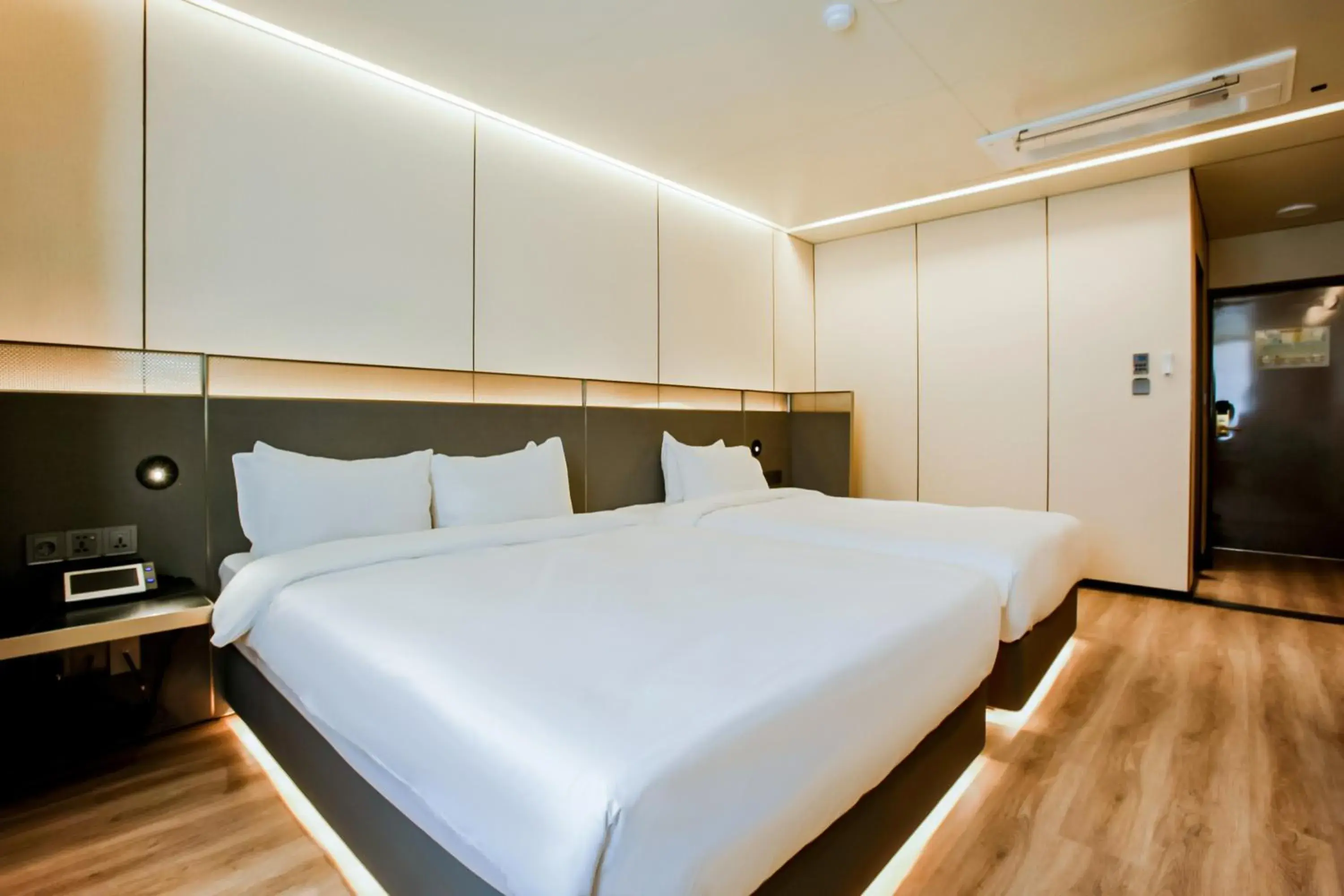 Bed in Amber Hotel Jeju