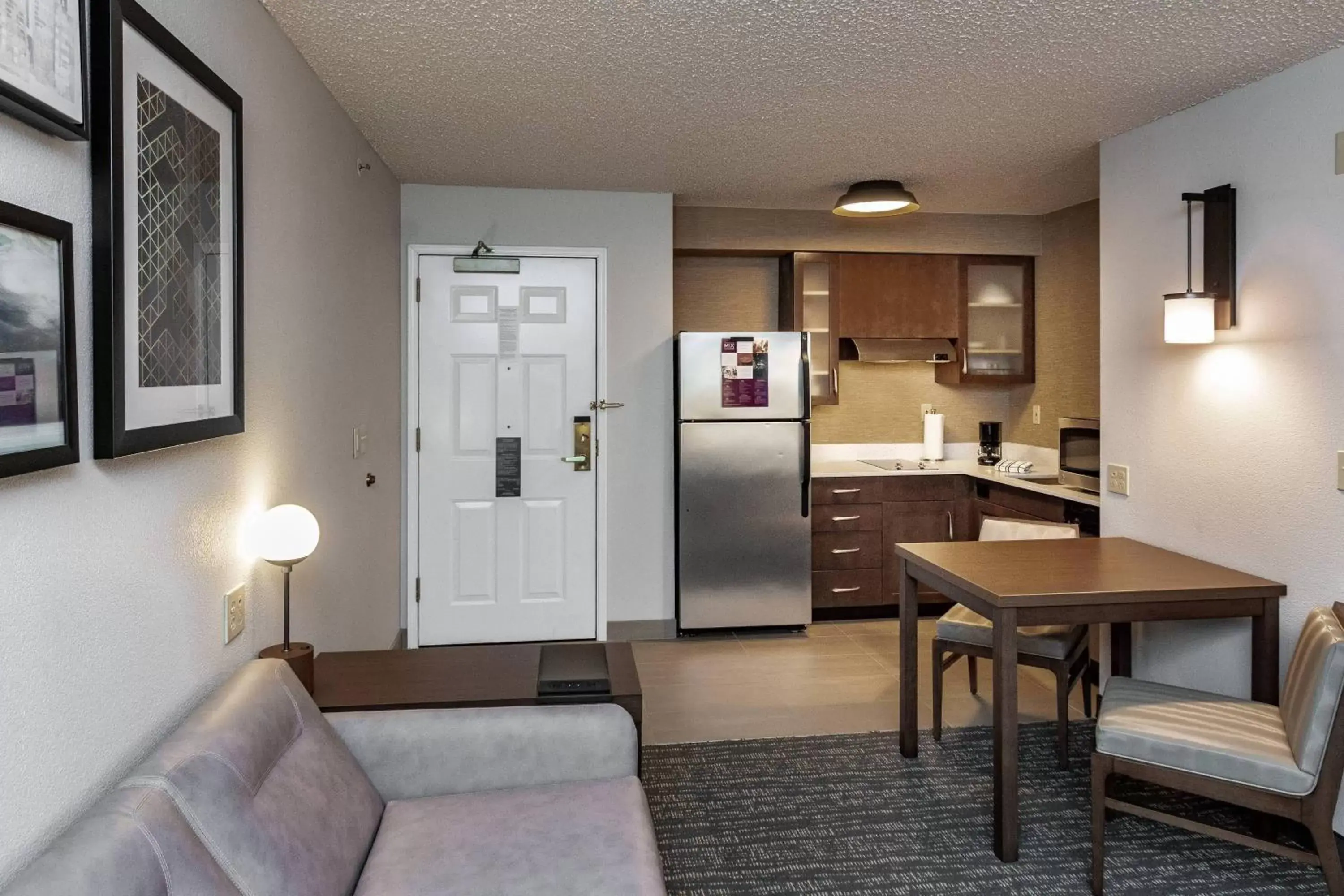 Living room, Kitchen/Kitchenette in Residence Inn by Marriott Anchorage Midtown
