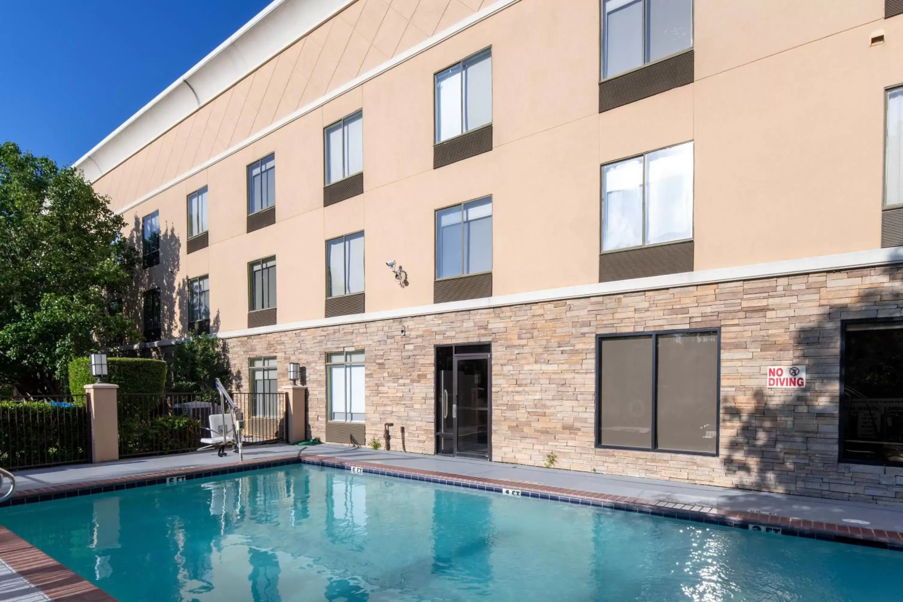 Swimming pool, Property Building in Holiday Inn Express Arlington Interstate 20 Parks Mall, an IHG Hotel