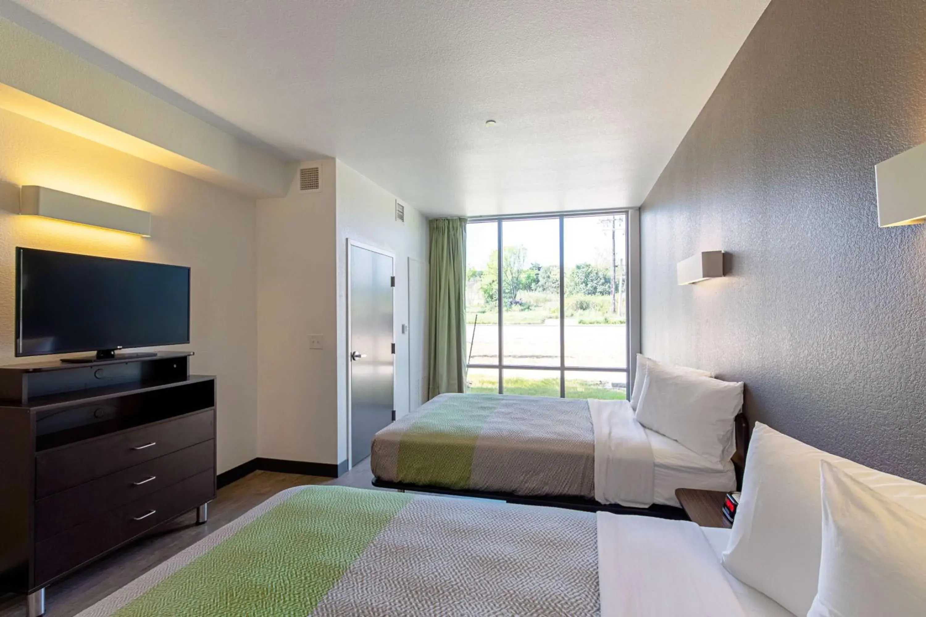 TV and multimedia, Bed in Studio 6 Austin Airport TV and multimedia, Bed in Studio 6 Austin Airport