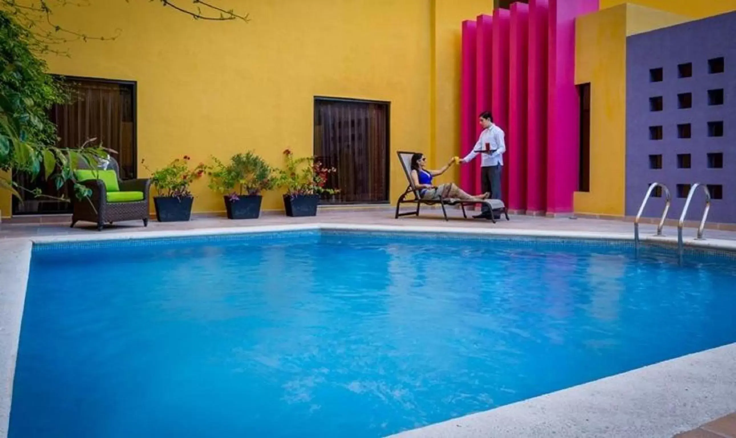 Swimming Pool in Hotel Plaza Colonial