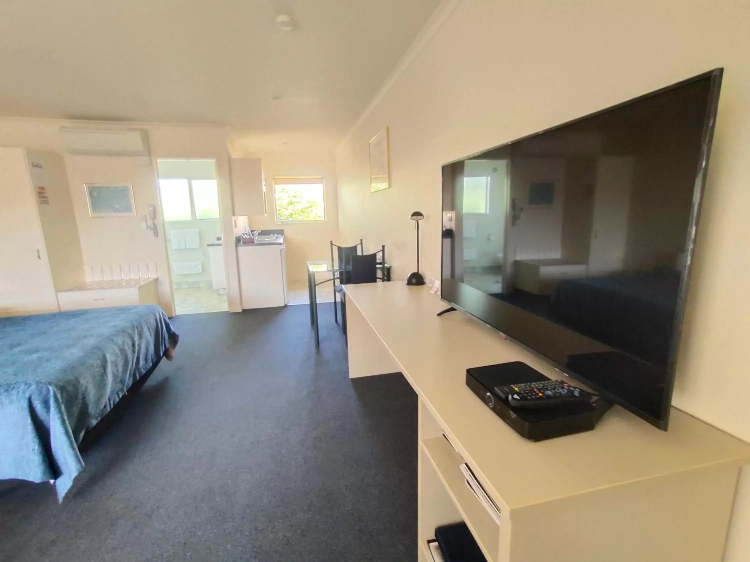 TV and multimedia, Bed in Harringtons Motor Lodge TV and multimedia, Bed in Harringtons Motor Lodge