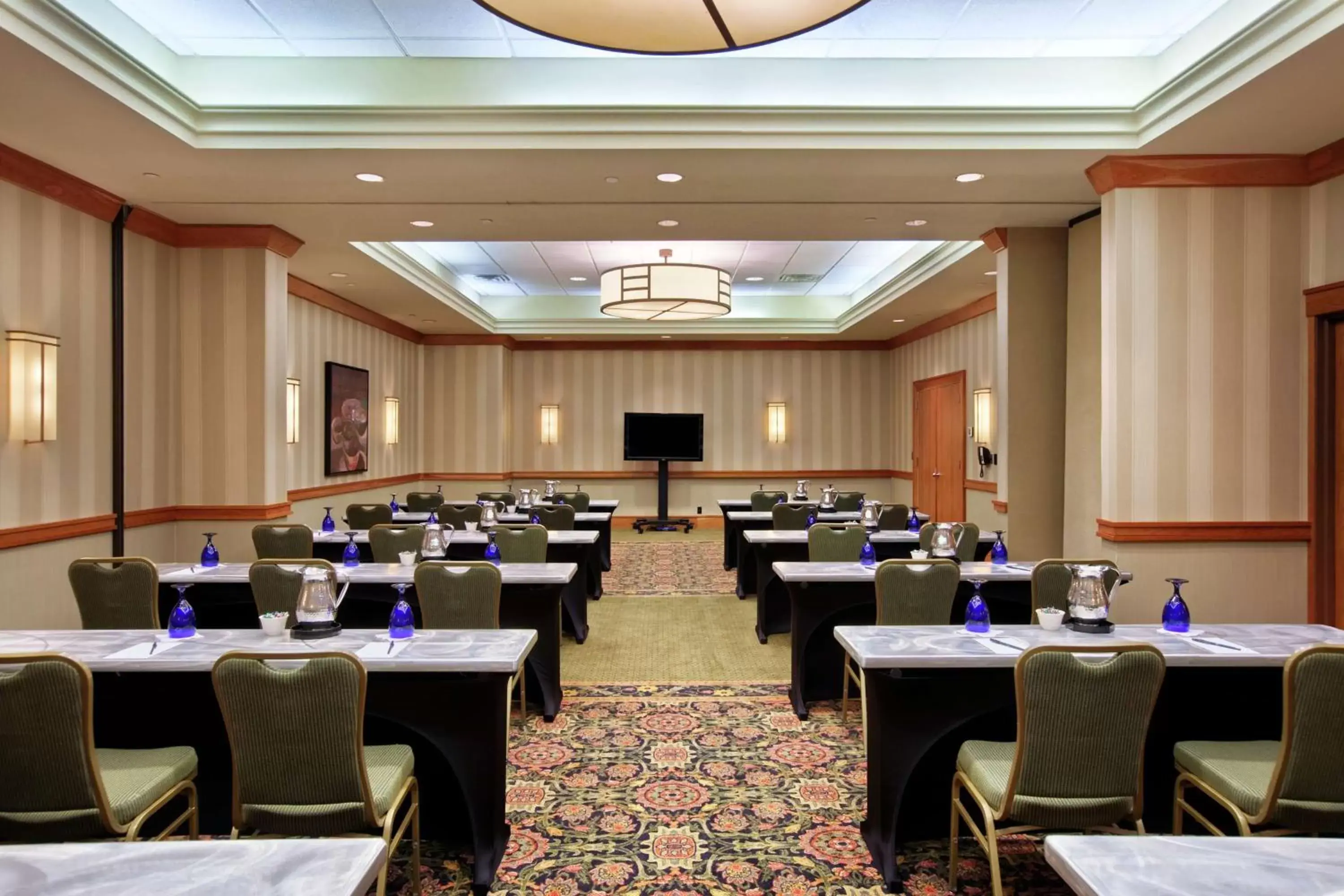 Meeting/conference room in Hilton Suites Chicago/Oakbrook Terrace