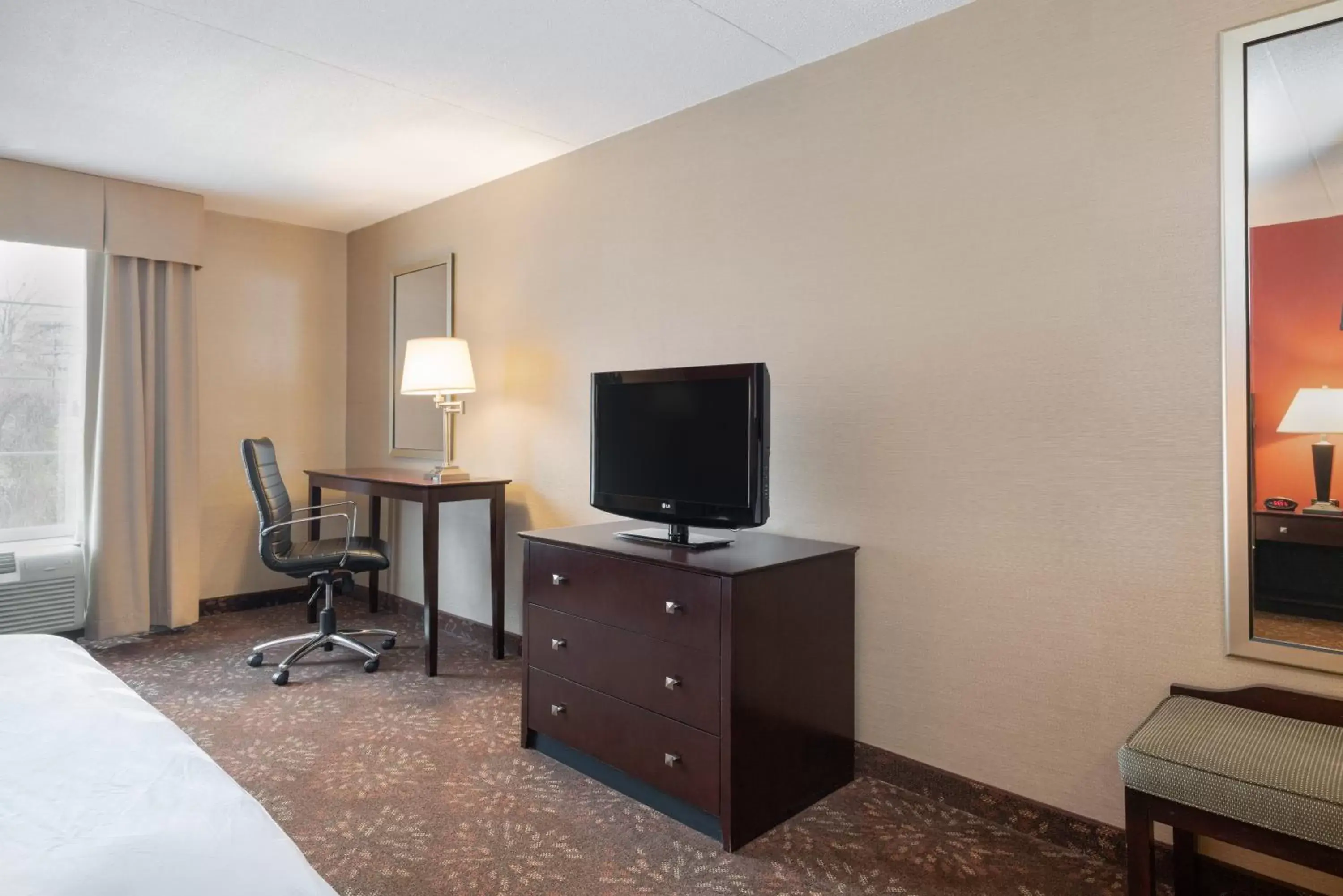 Bedroom, TV/Entertainment Center in Holiday Inn Norwich, an IHG Hotel