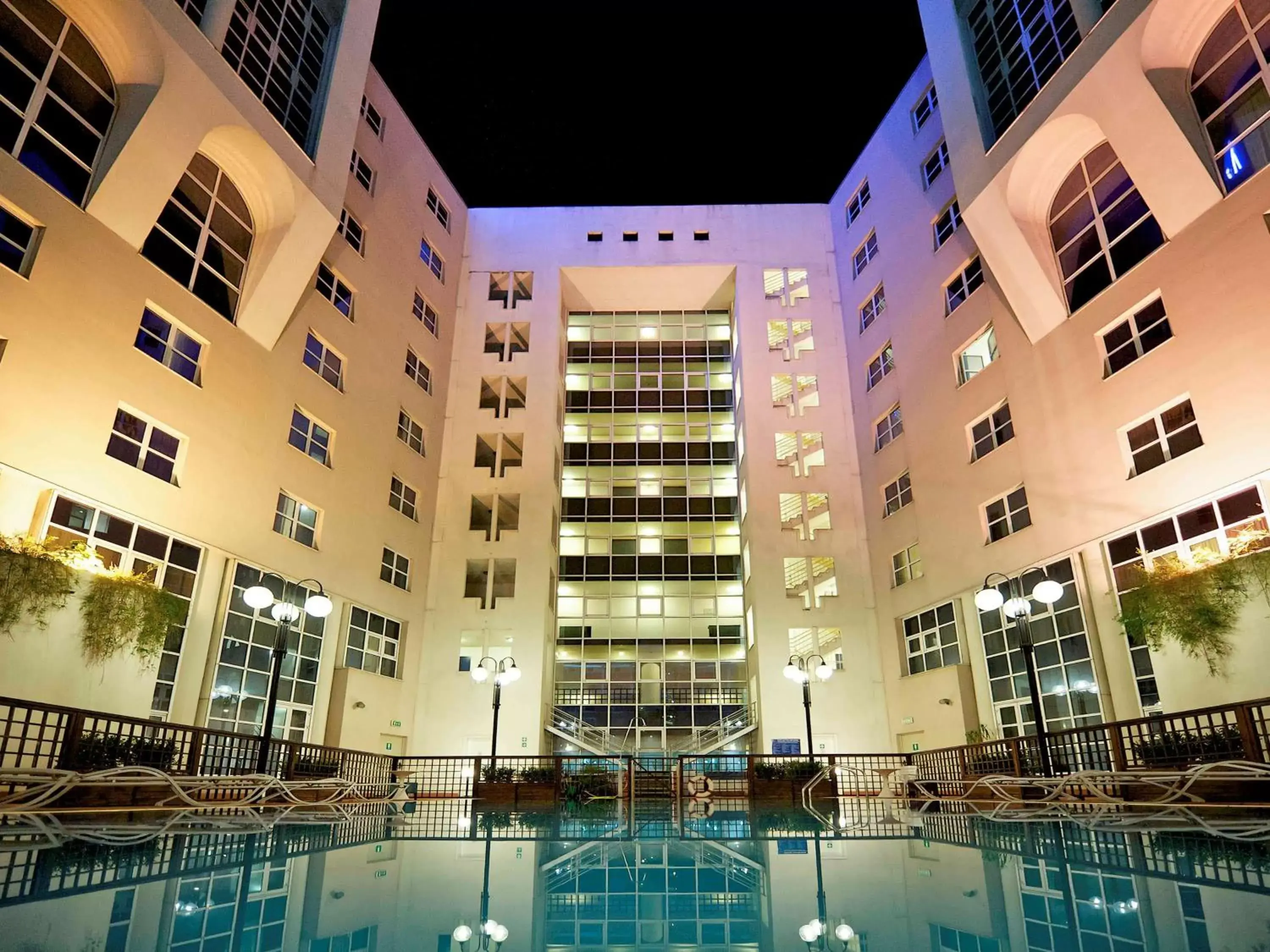 Property building, Swimming Pool in Novotel Firenze Nord Aeroporto