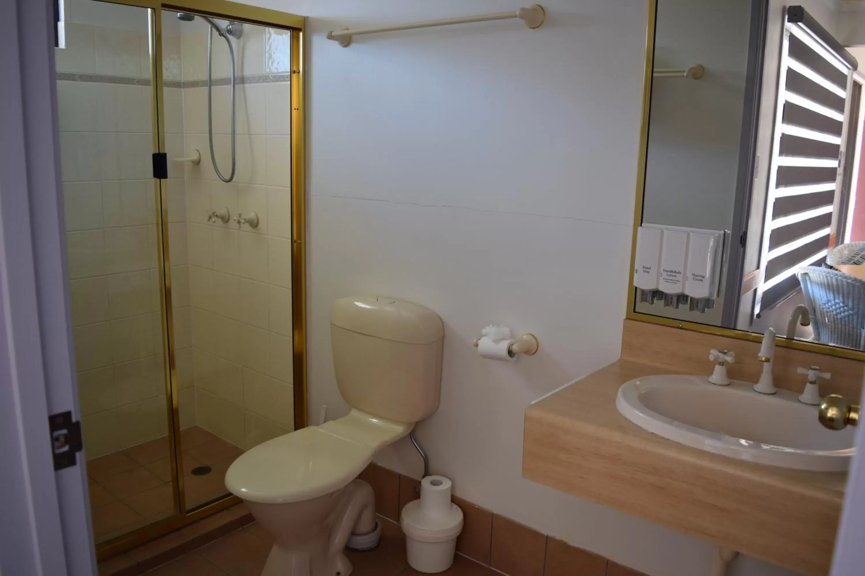 Shower, Bathroom in Warwick Vines Motel