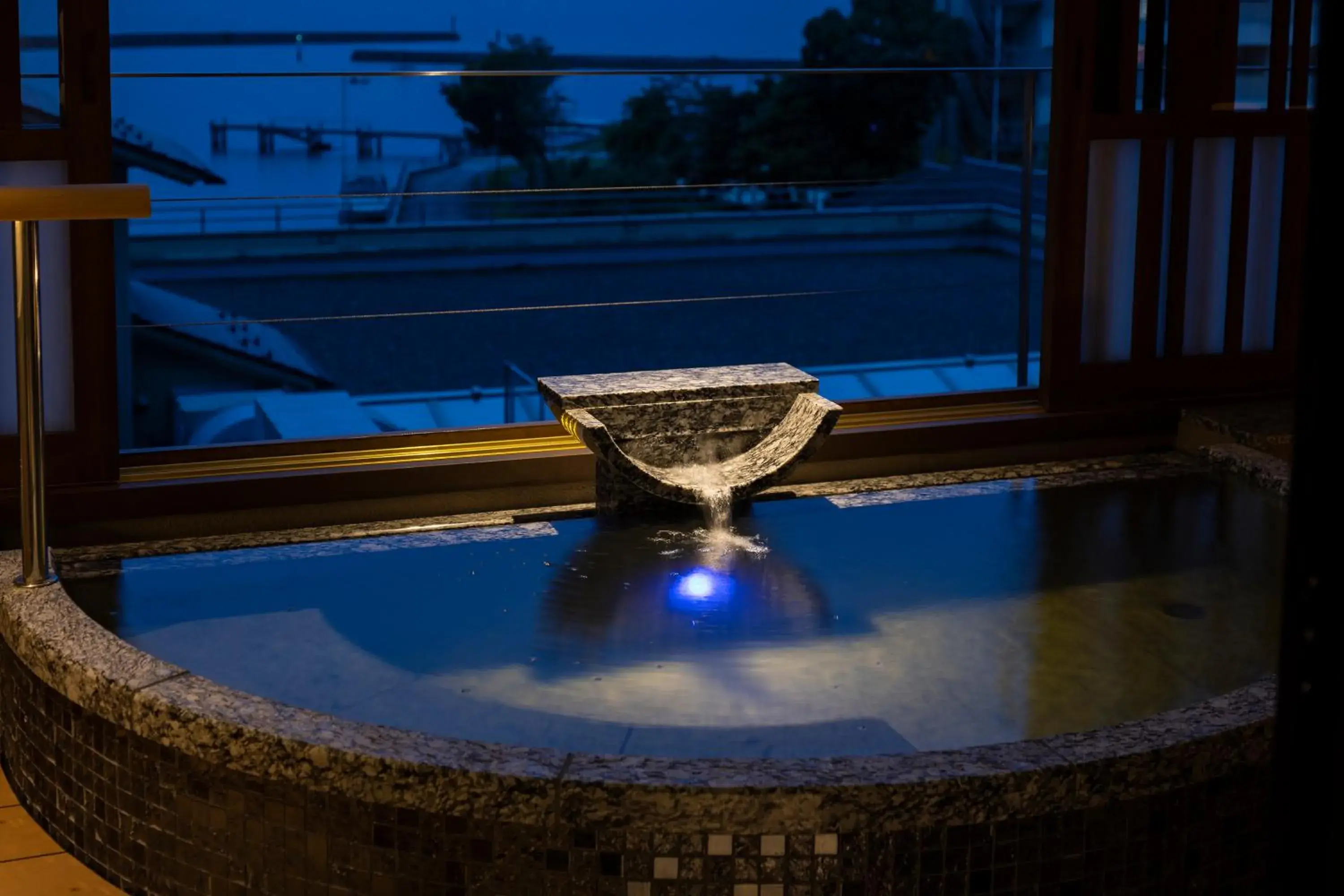 Hot Tub, Swimming Pool in Biwako Ryokusuitei