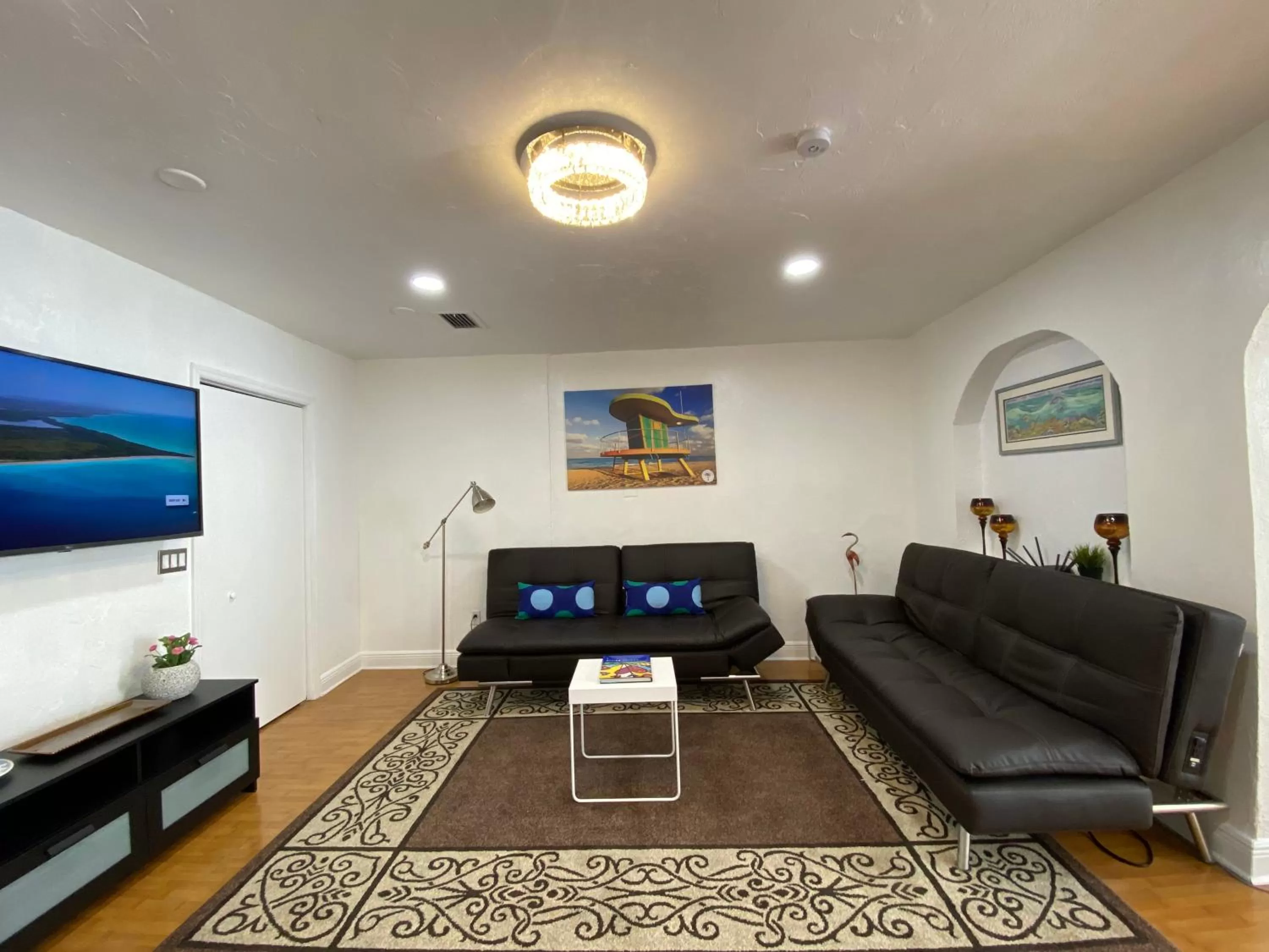 Communal lounge/ TV room in Miami Beach Rooms B&B