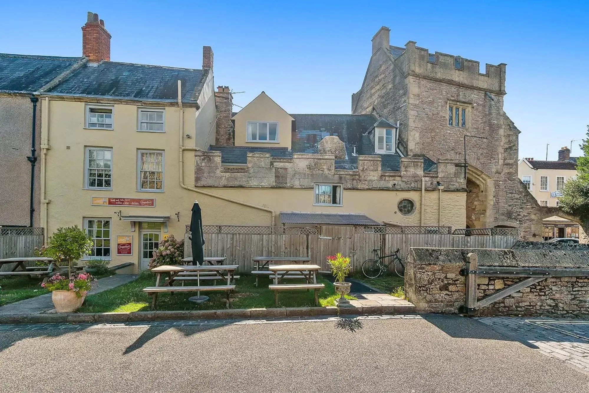 Property Building in The Ancient Gatehouse & Rugantino Restaurant