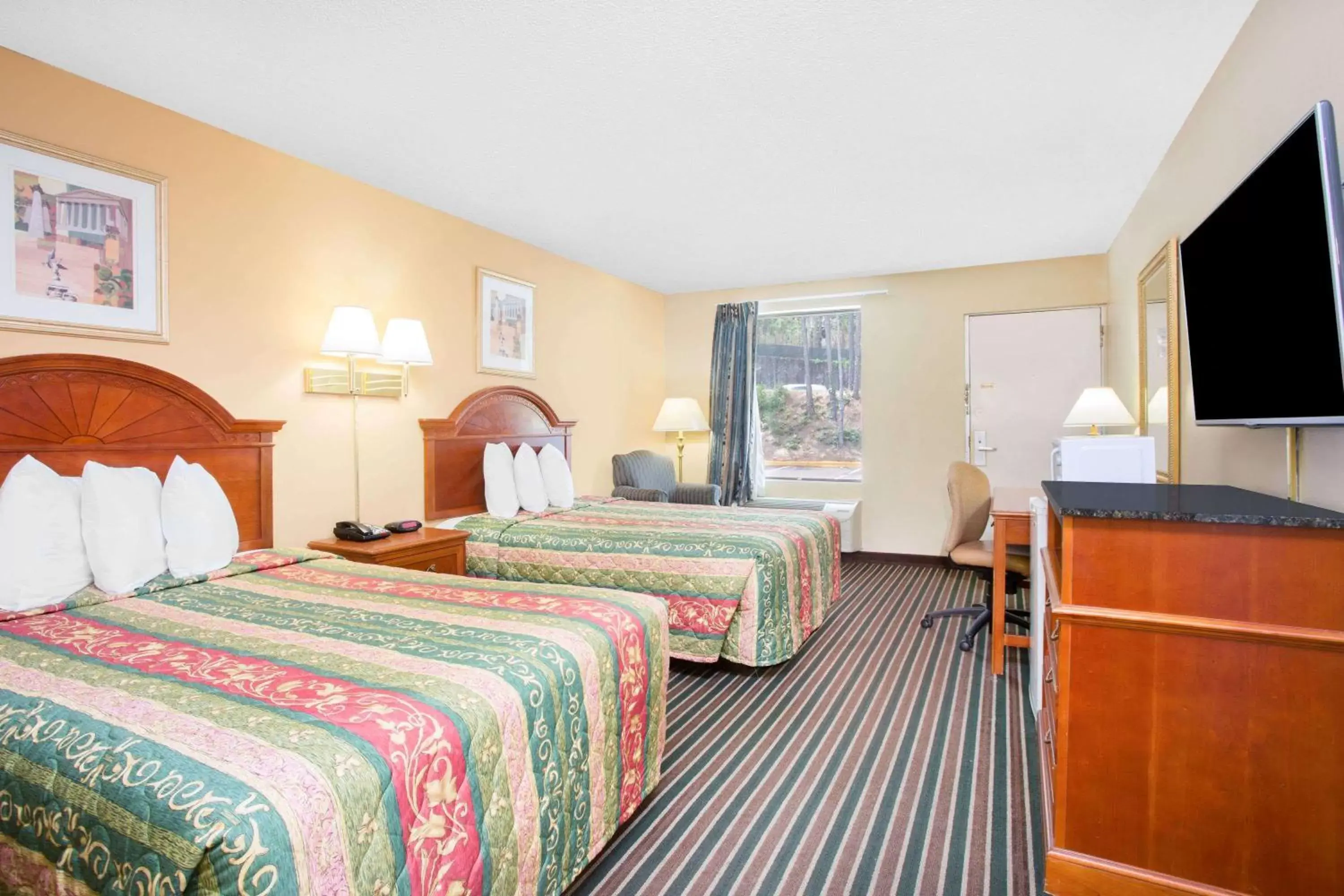 Photo of the whole room, Bed in Knights Inn Aiken