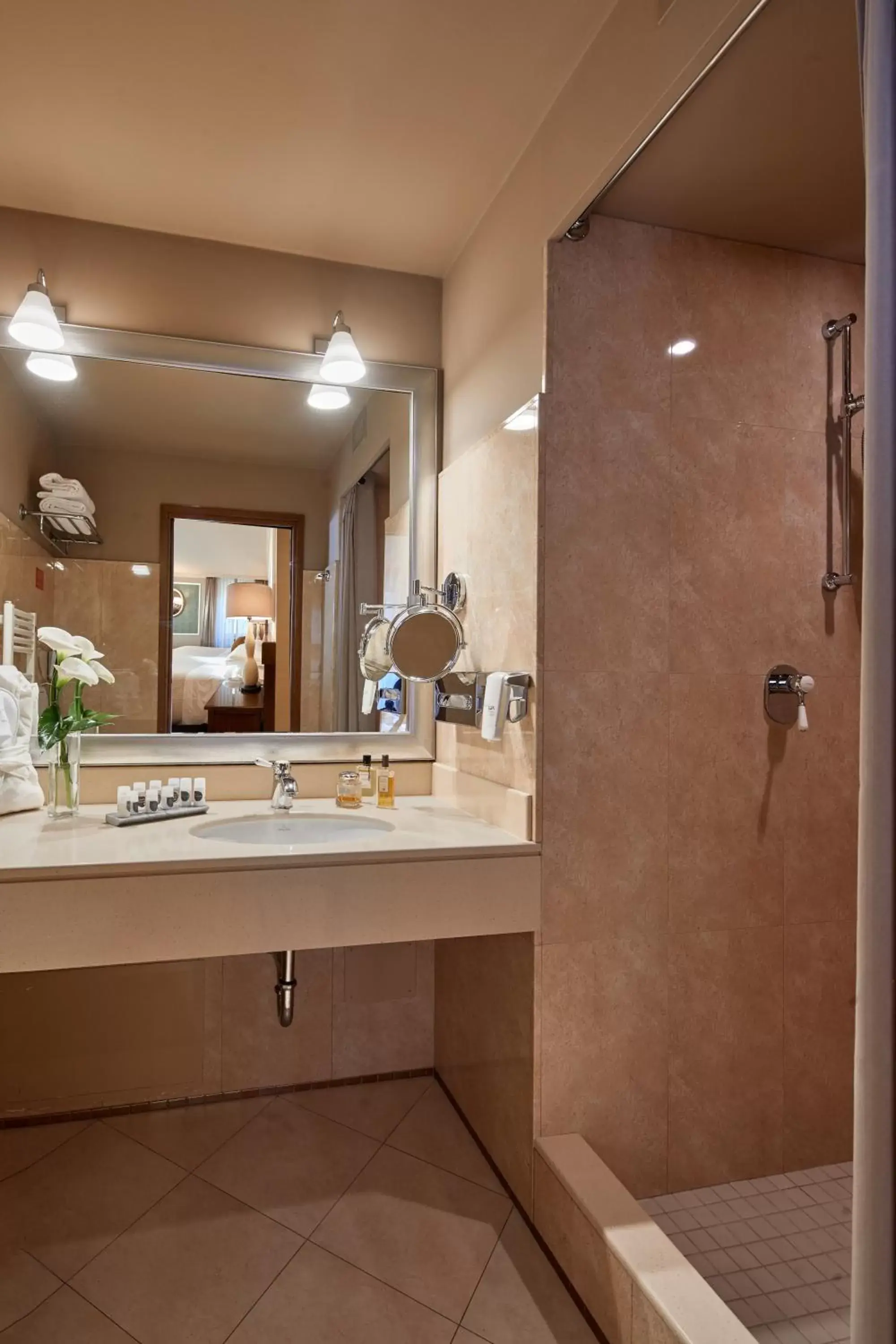 Shower, Bathroom in Hotel Accademia