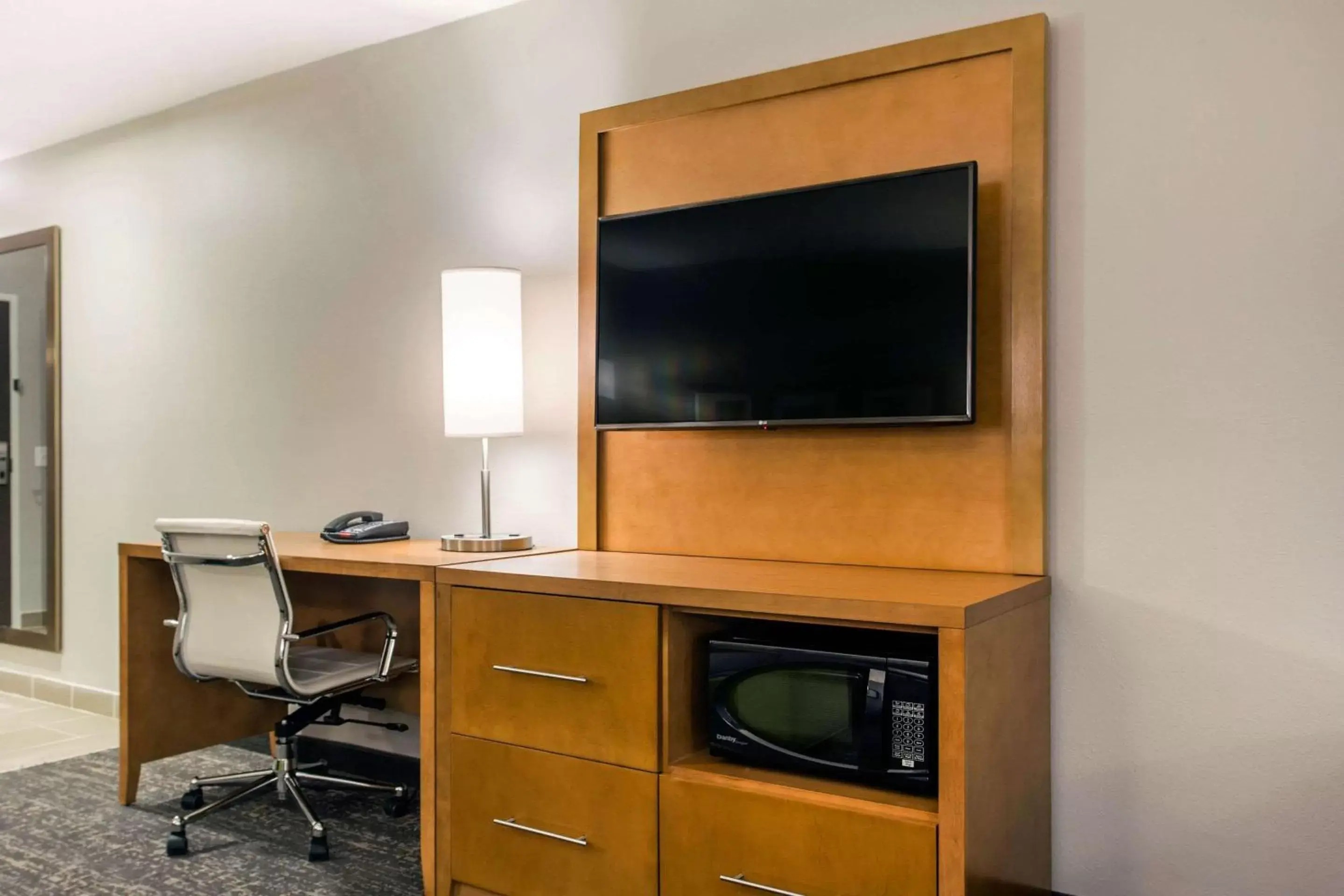 Photo of the whole room, TV/Entertainment Center in Comfort Suites North Charleston - Ashley Phosphate