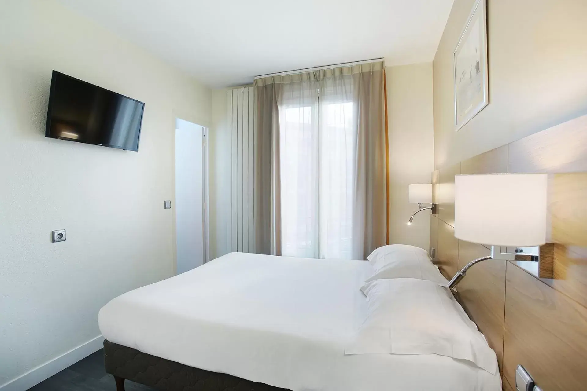 Bedroom, Bed in Hotel Gabriel Issy Paris