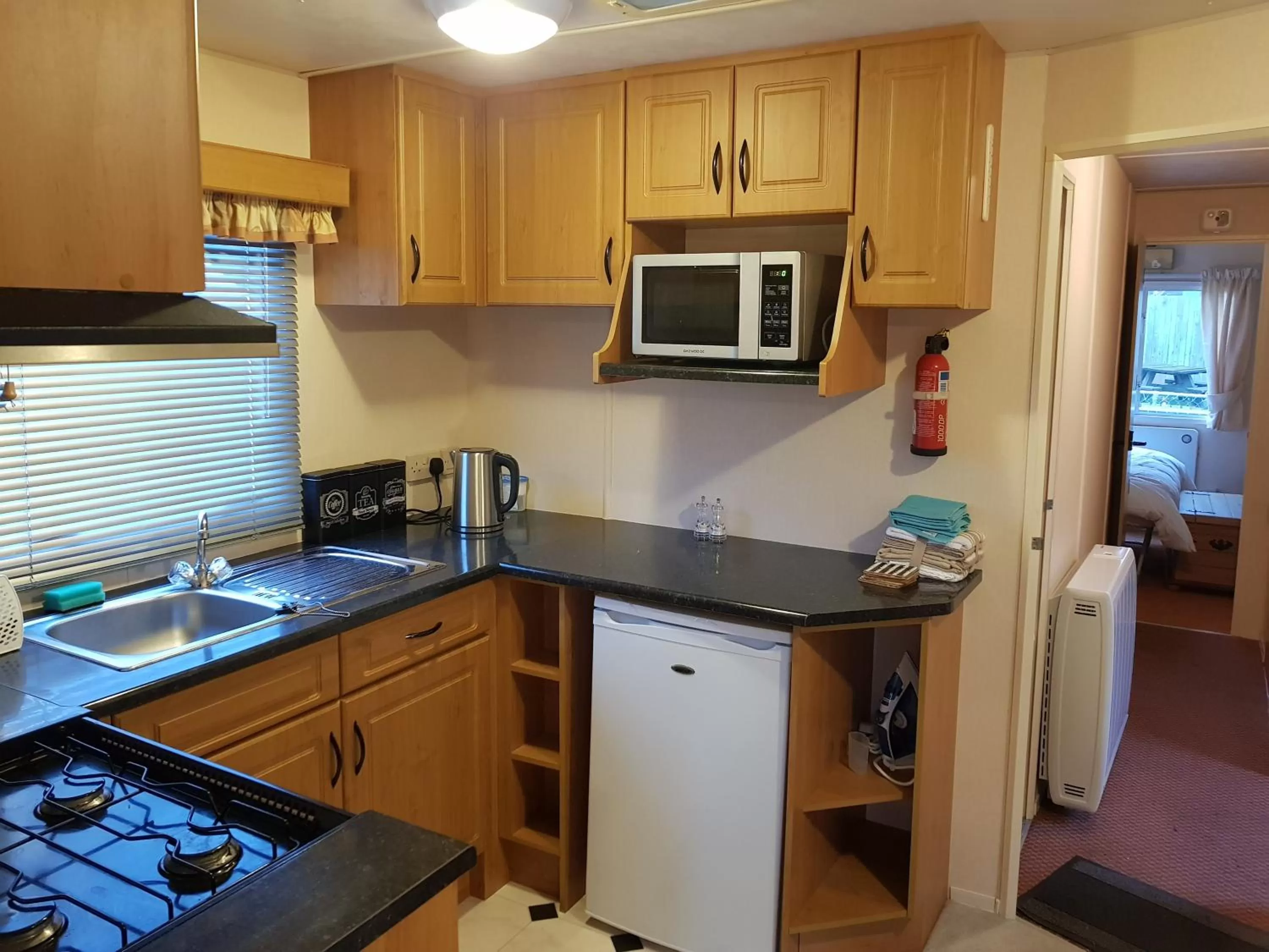 Kitchen or kitchenette in the jackdaw pub SELF CATERING STATIC CARAVAN free breakfast supplied