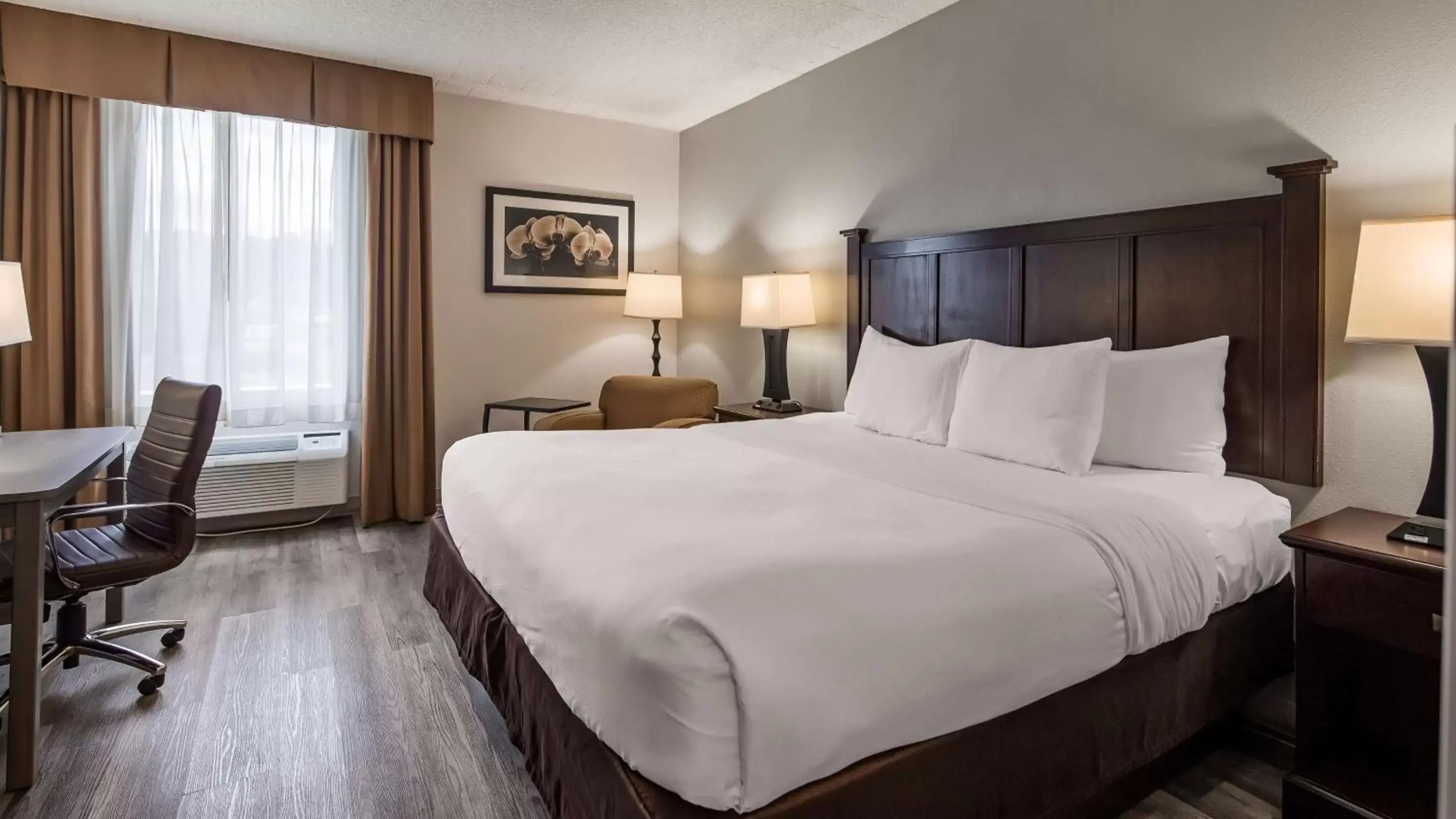 Bed in Best Western Paramus Hotel & Suites
