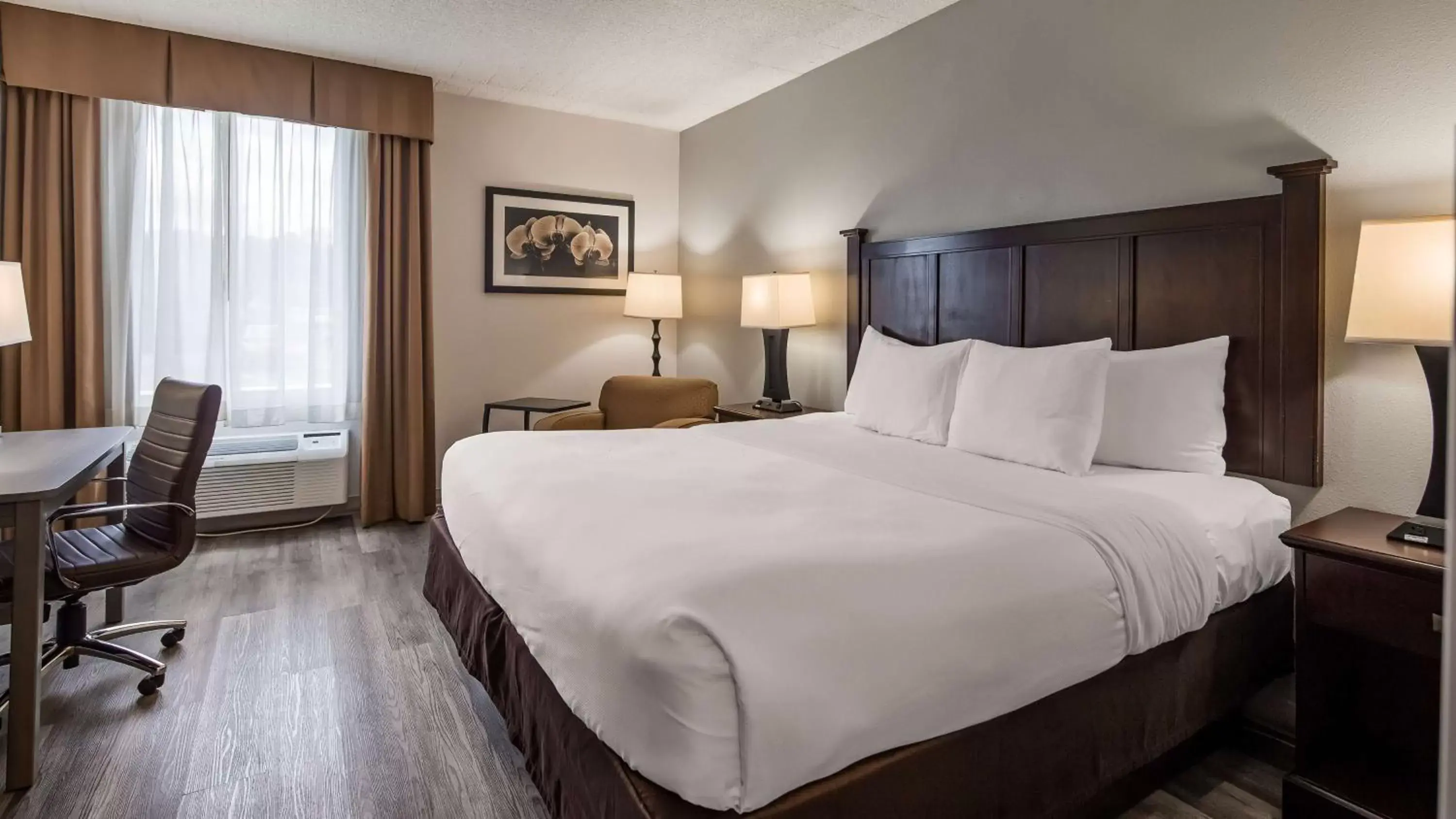 Bed in Best Western Paramus Hotel & Suites Bed in Best Western Paramus Hotel & Suites