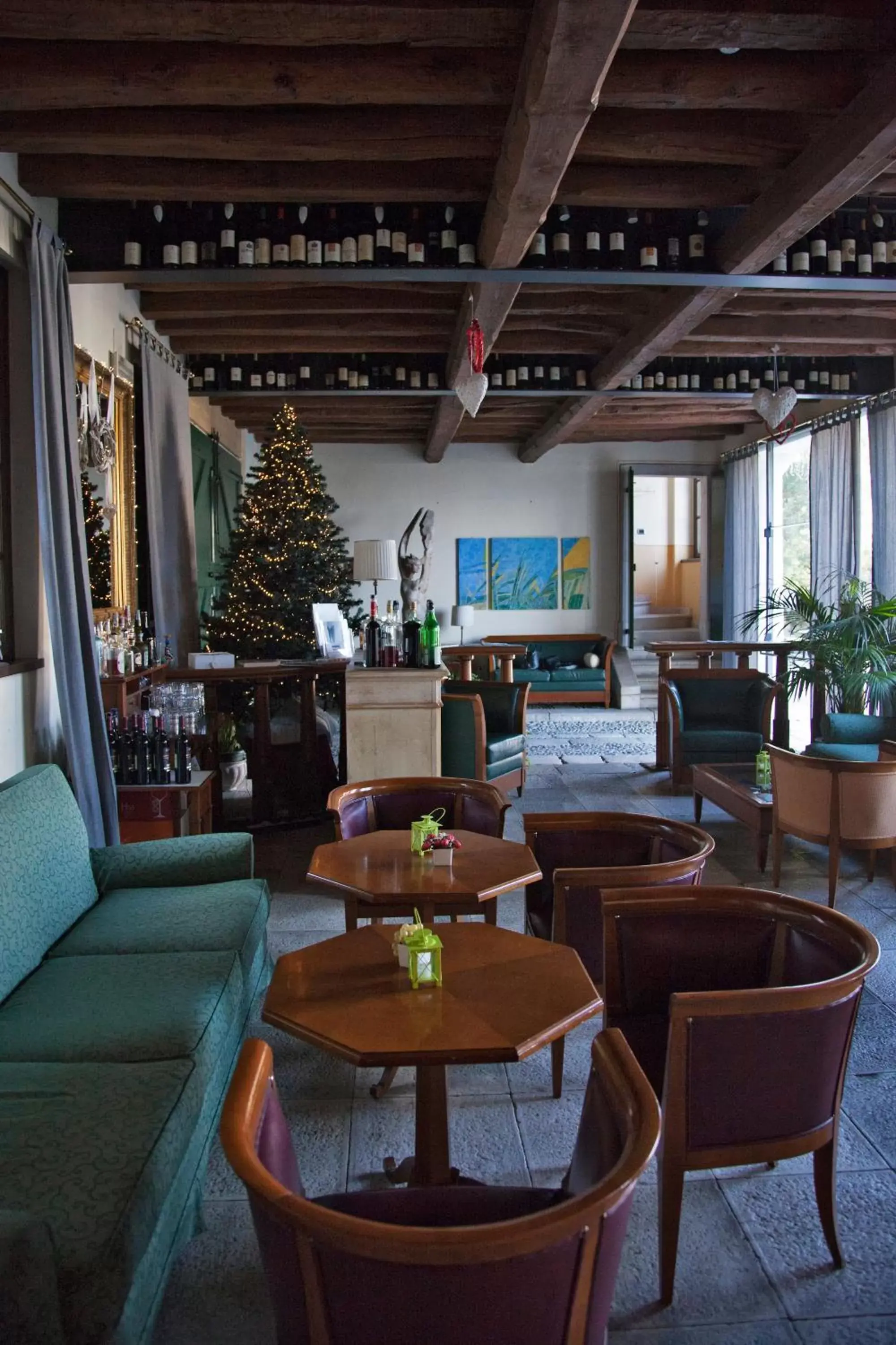 Communal lounge/ TV room in Hotel Villa Policreti