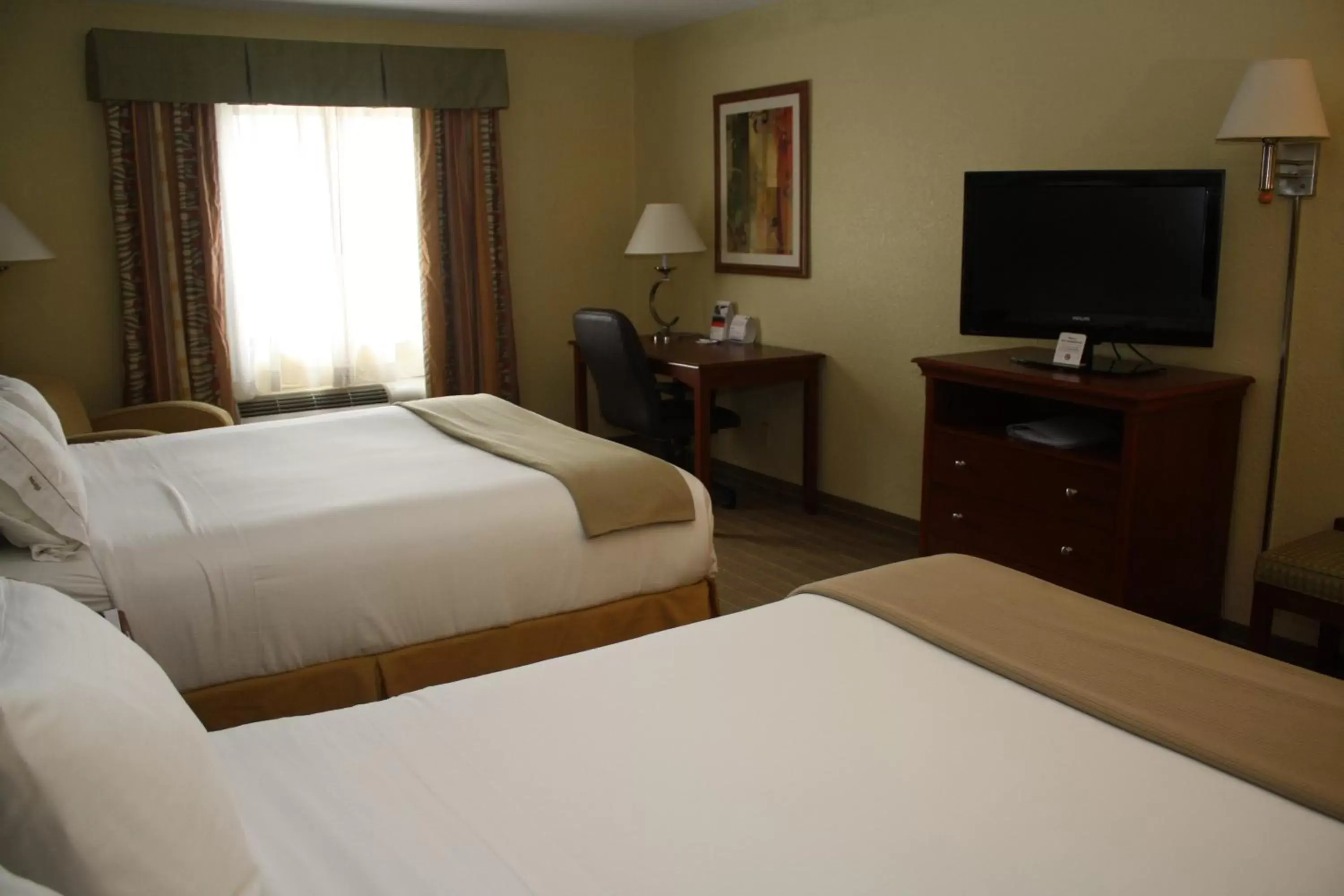 Photo of the whole room, Bed in Holiday Inn Express Winfield, an IHG Hotel