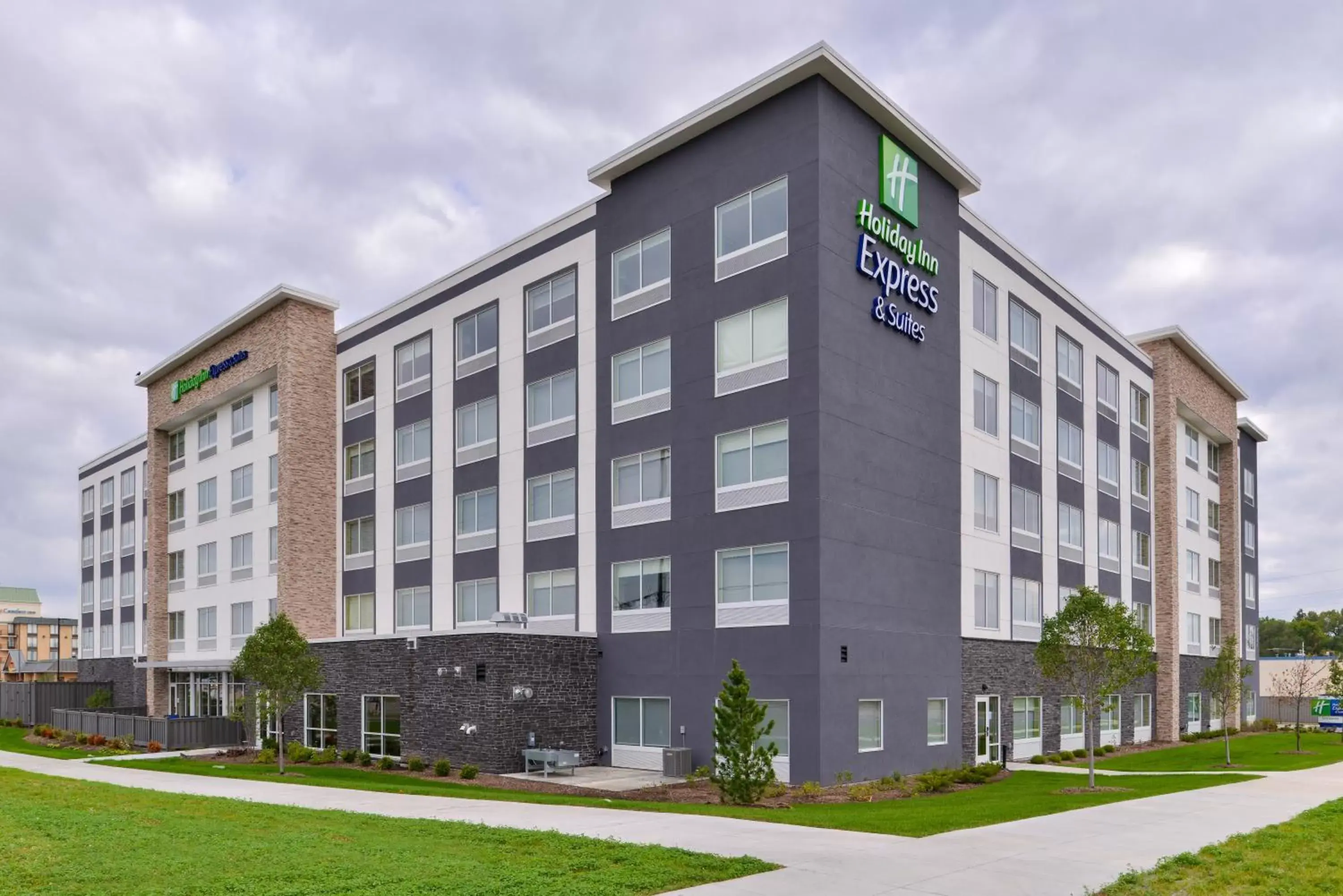 Property building in Holiday Inn Express & Suites - Mall of America - MSP Airport, an IHG Hotel