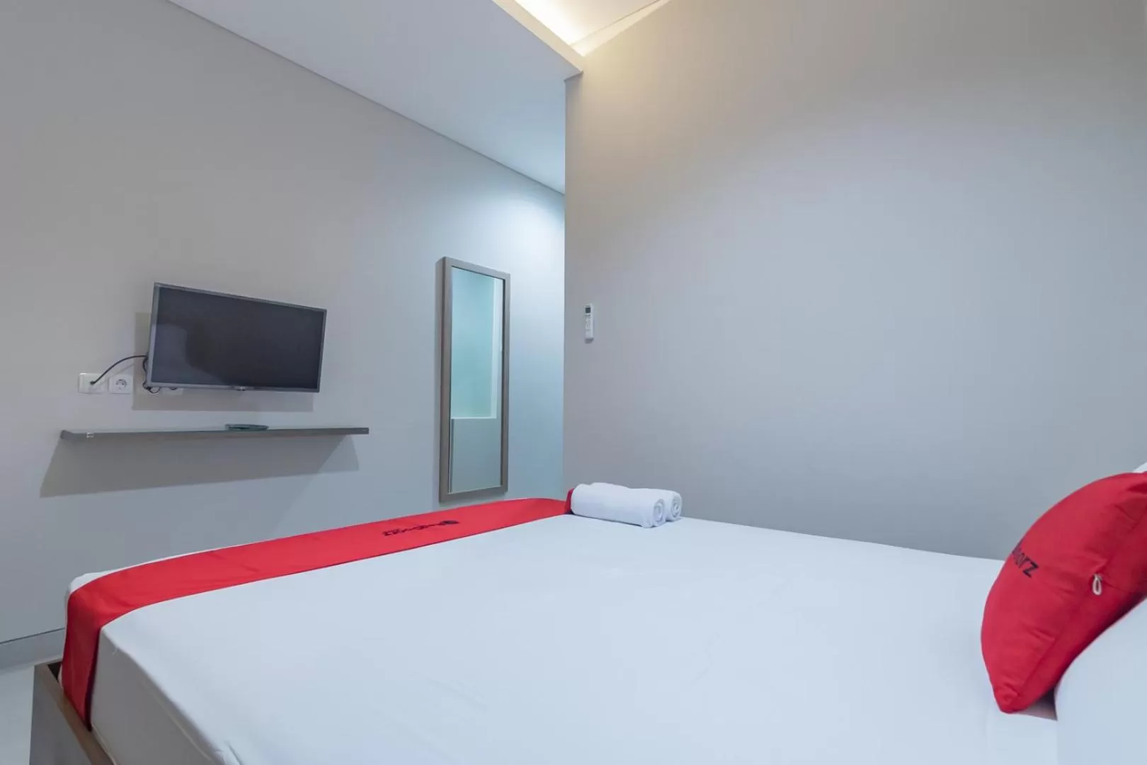 Bedroom, Bed in RedDoorz Plus @ Cirebon City Center